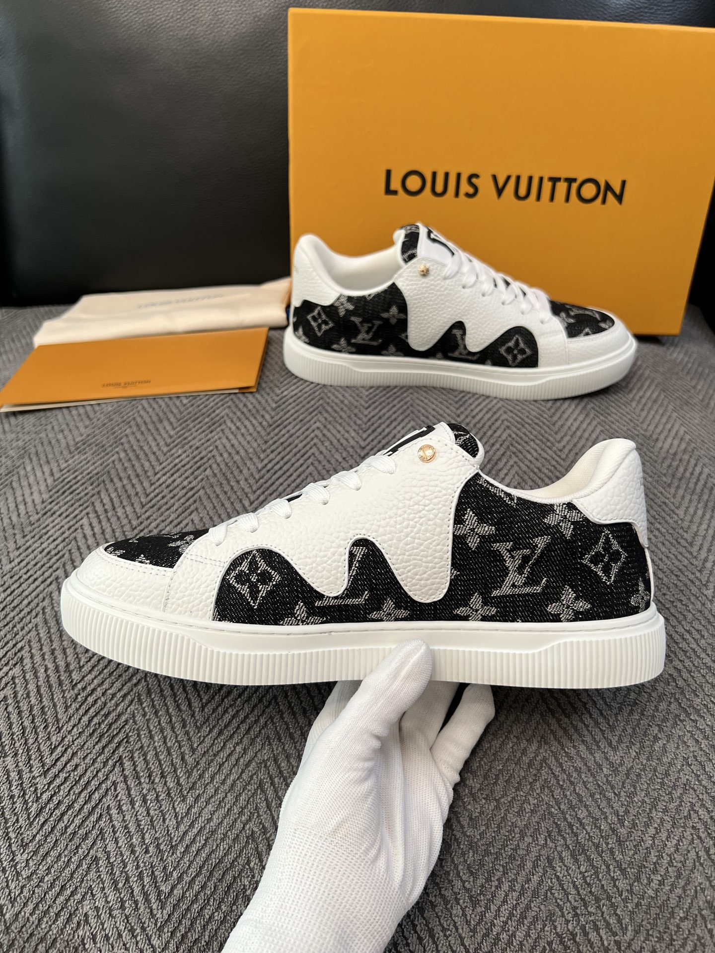 Lv 高品质  顶级工艺品  路易威登，运动板鞋专柜同步，鞋面意大利进口，高品质拼接缤纷色彩复杂工艺品，进口水染牛里柔软