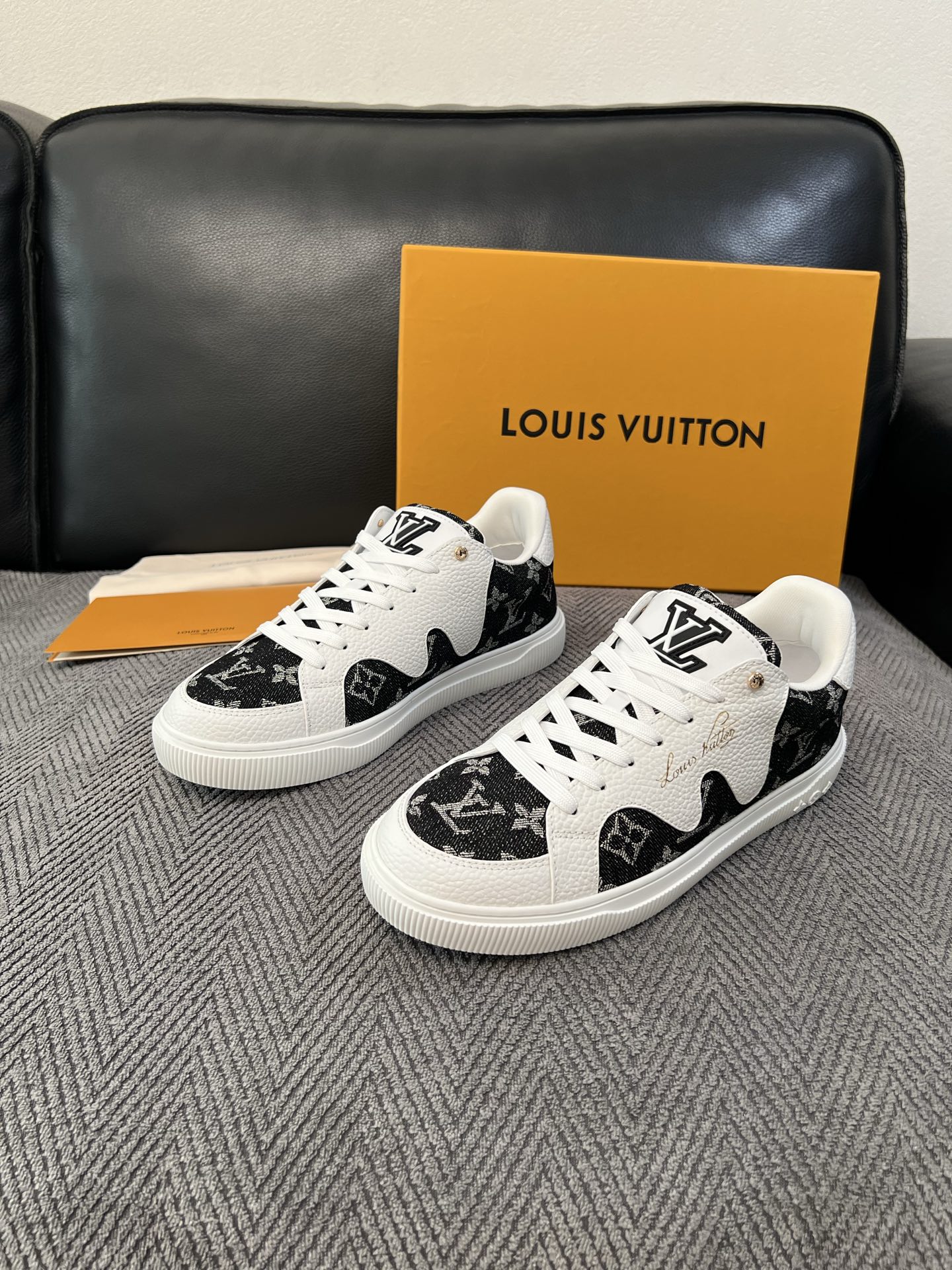 Lv 高品质  顶级工艺品  路易威登，运动板鞋专柜同步，鞋面意大利进口，高品质拼接缤纷色彩复杂工艺品，进口水染牛里柔软