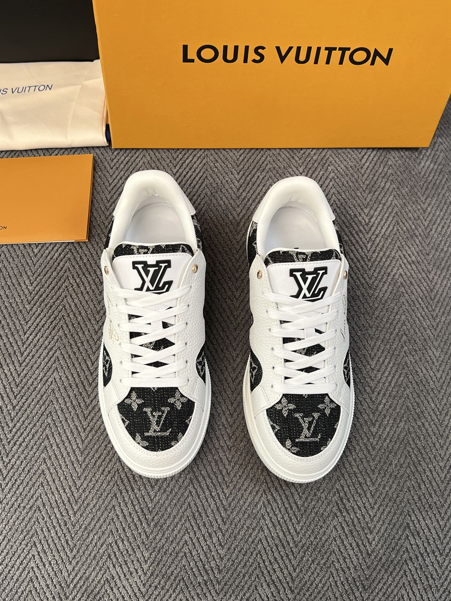 Lv 高品质  顶级工艺品  路易威登，运动板鞋专柜同步，鞋面意大利进口，高品质拼接缤纷色彩复杂工艺品，进口水染牛里柔软