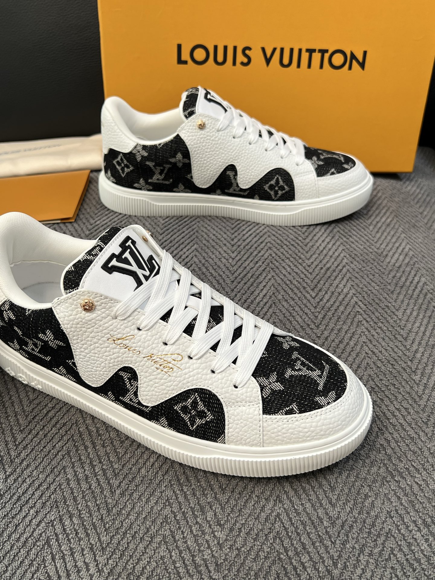 Lv 高品质  顶级工艺品  路易威登，运动板鞋专柜同步，鞋面意大利进口，高品质拼接缤纷色彩复杂工艺品，进口水染牛里柔软
