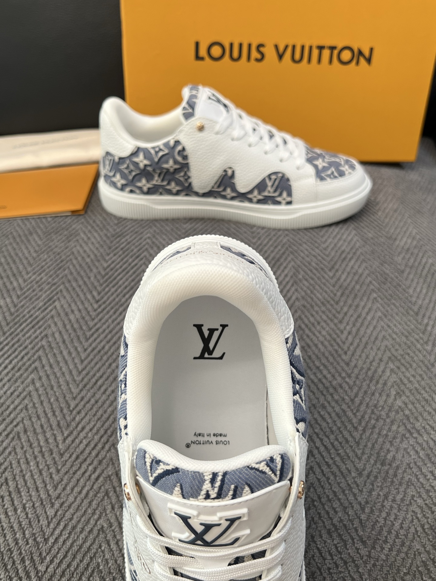 Lv 高品质  顶级工艺品  路易威登，运动板鞋专柜同步，鞋面意大利进口，高品质拼接缤纷色彩复杂工艺品，进口水染牛里柔软