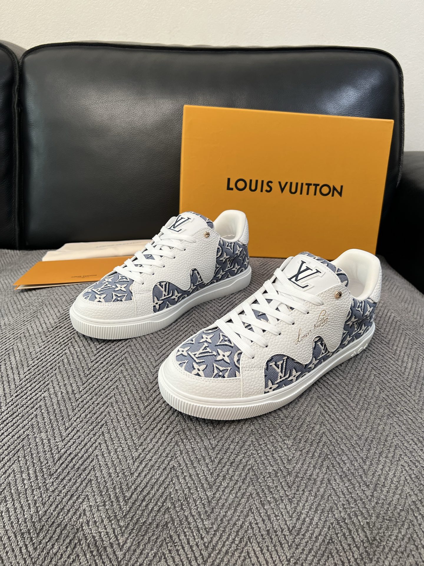 Lv 高品质  顶级工艺品  路易威登，运动板鞋专柜同步，鞋面意大利进口，高品质拼接缤纷色彩复杂工艺品，进口水染牛里柔软