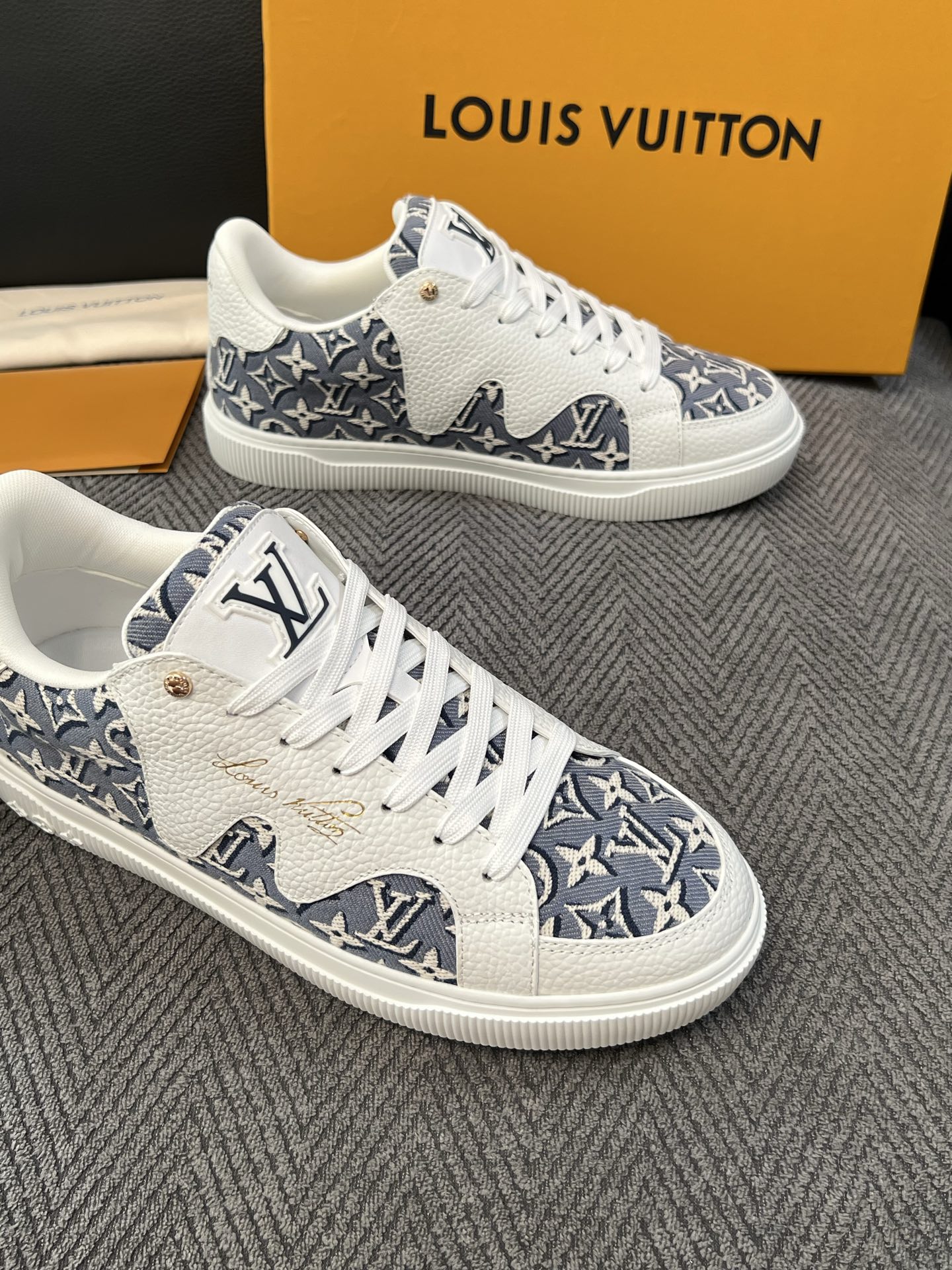 Lv 高品质  顶级工艺品  路易威登，运动板鞋专柜同步，鞋面意大利进口，高品质拼接缤纷色彩复杂工艺品，进口水染牛里柔软