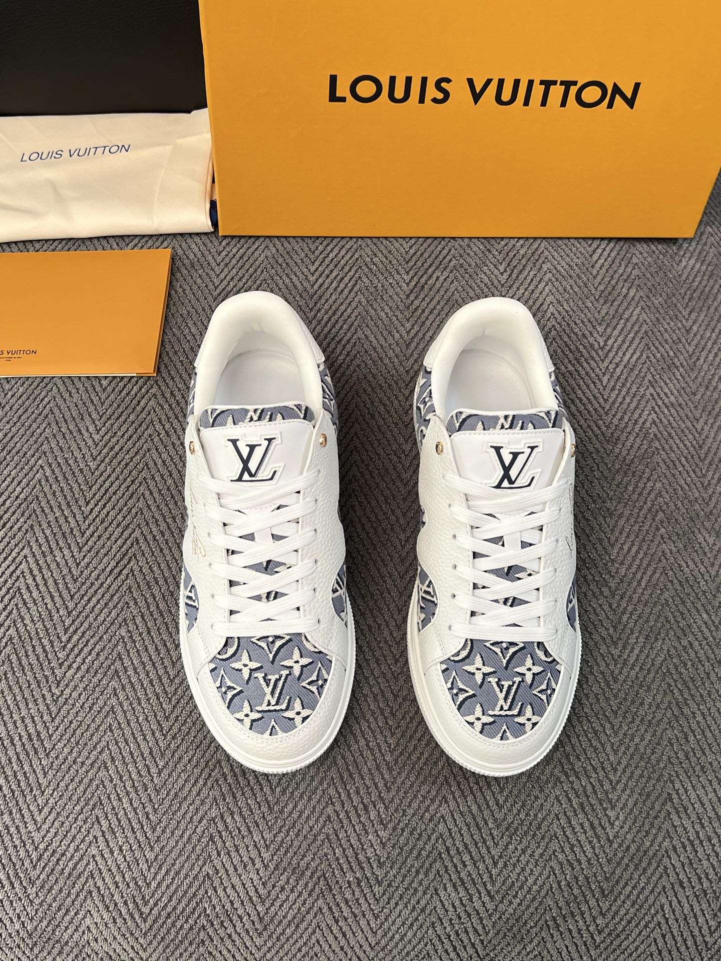 Lv 高品质  顶级工艺品  路易威登，运动板鞋专柜同步，鞋面意大利进口，高品质拼接缤纷色彩复杂工艺品，进口水染牛里柔软