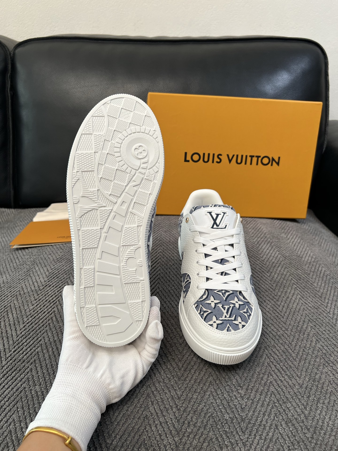 Lv 高品质  顶级工艺品  路易威登，运动板鞋专柜同步，鞋面意大利进口，高品质拼接缤纷色彩复杂工艺品，进口水染牛里柔软