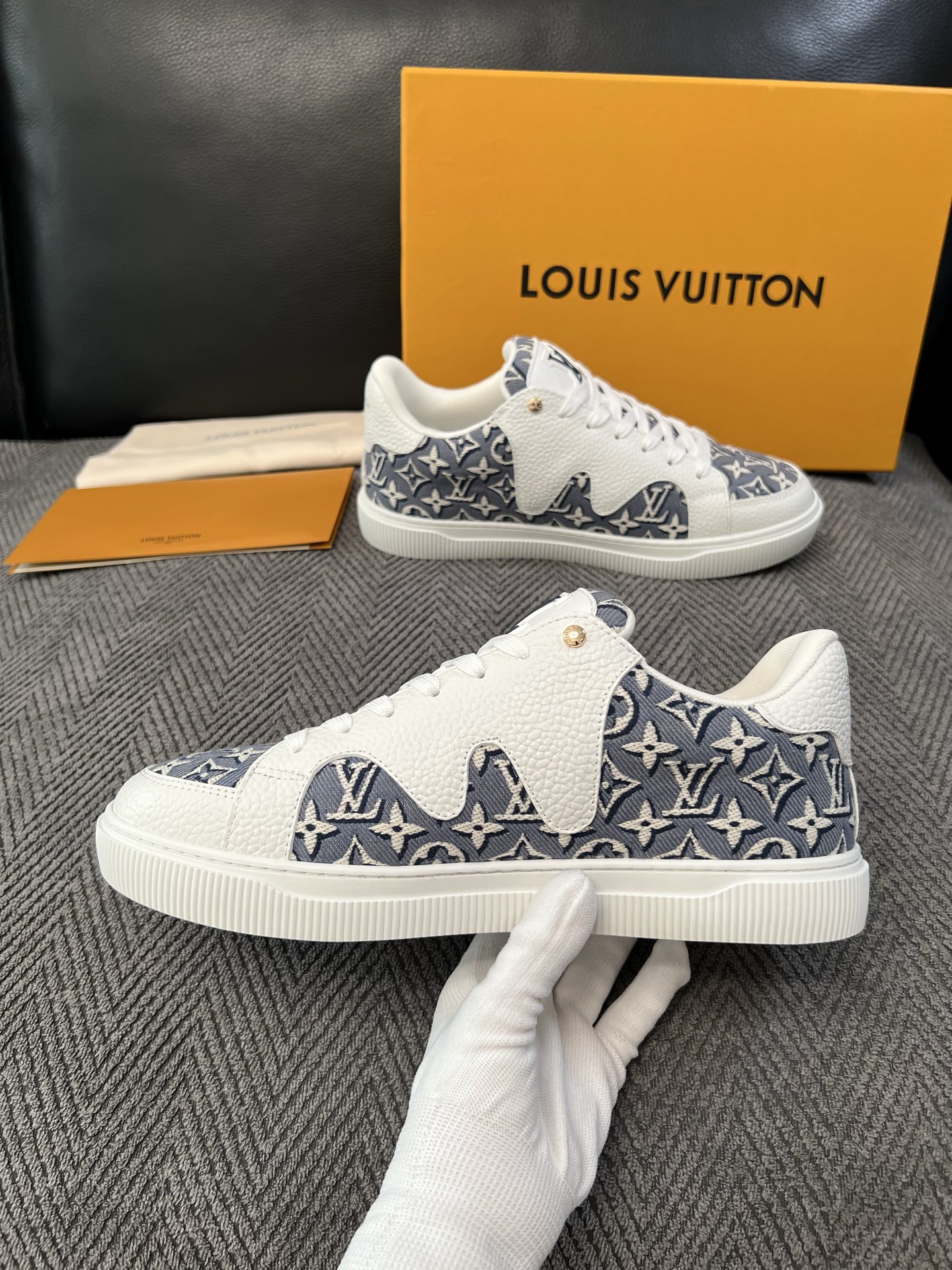 Lv 高品质  顶级工艺品  路易威登，运动板鞋专柜同步，鞋面意大利进口，高品质拼接缤纷色彩复杂工艺品，进口水染牛里柔软