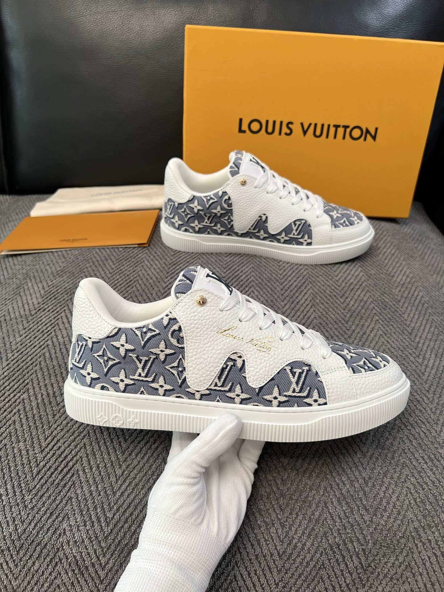 Lv 高品质  顶级工艺品  路易威登，运动板鞋专柜同步，鞋面意大利进口，高品质拼接缤纷色彩复杂工艺品，进口水染牛里柔软