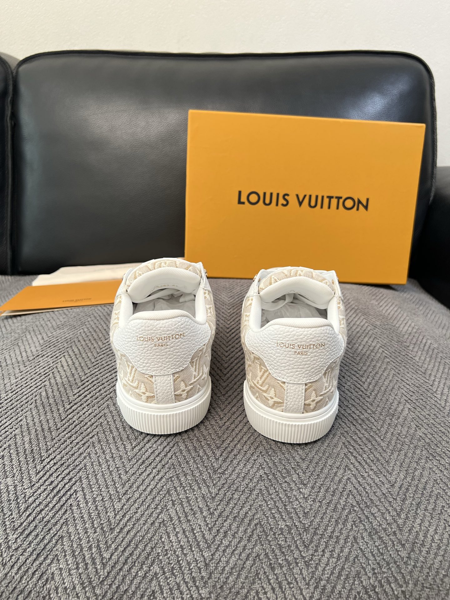 Lv 高品质  顶级工艺品  路易威登，运动板鞋专柜同步，鞋面意大利进口，高品质拼接缤纷色彩复杂工艺品，进口水染牛里柔软