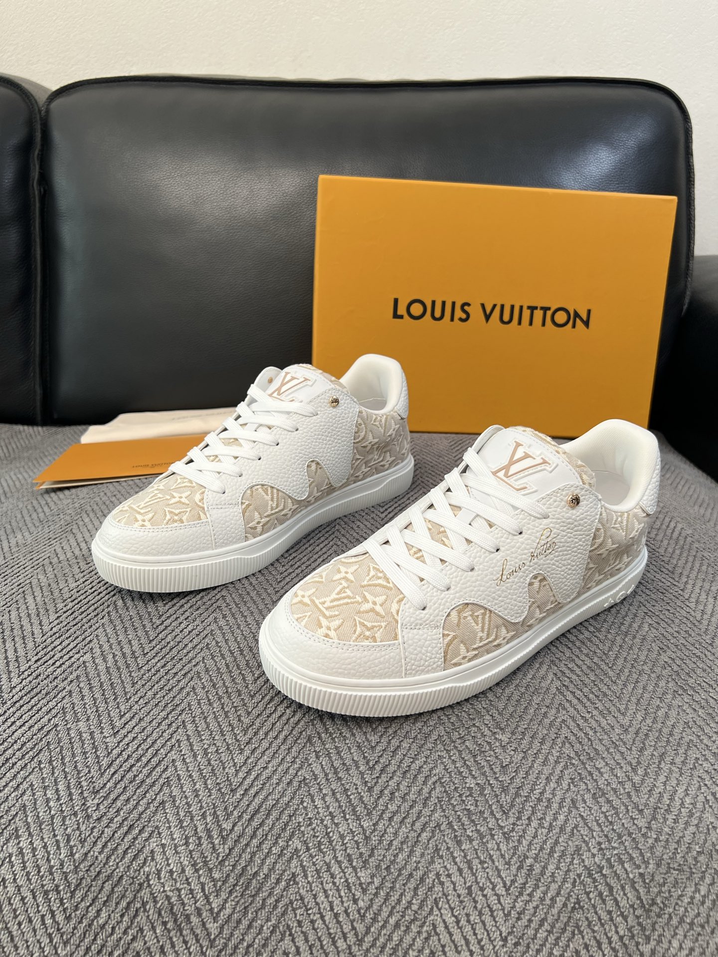 Lv 高品质  顶级工艺品  路易威登，运动板鞋专柜同步，鞋面意大利进口，高品质拼接缤纷色彩复杂工艺品，进口水染牛里柔软