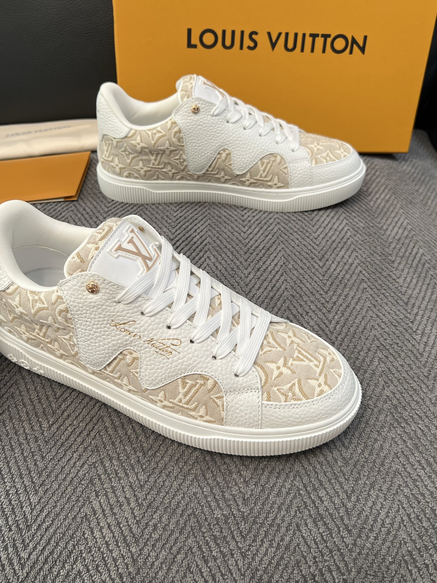 Lv 高品质  顶级工艺品  路易威登，运动板鞋专柜同步，鞋面意大利进口，高品质拼接缤纷色彩复杂工艺品，进口水染牛里柔软