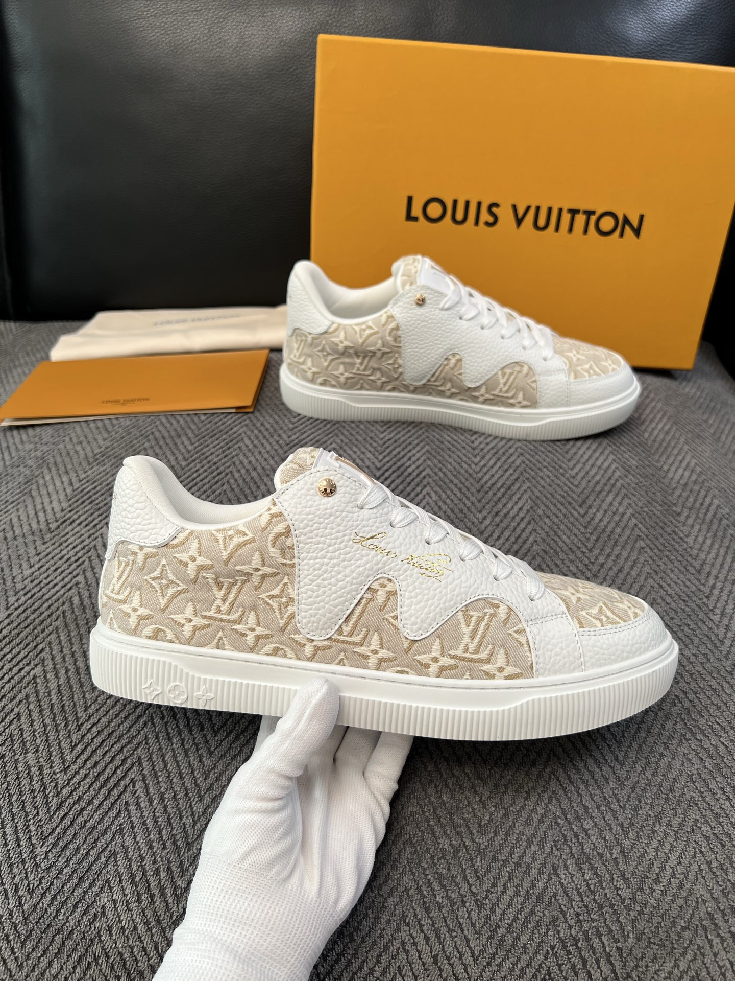 Lv 高品质  顶级工艺品  路易威登，运动板鞋专柜同步，鞋面意大利进口，高品质拼接缤纷色彩复杂工艺品，进口水染牛里柔软