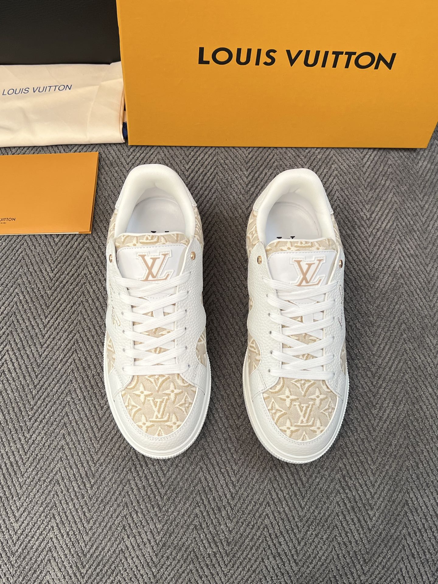 Lv 高品质  顶级工艺品  路易威登，运动板鞋专柜同步，鞋面意大利进口，高品质拼接缤纷色彩复杂工艺品，进口水染牛里柔软