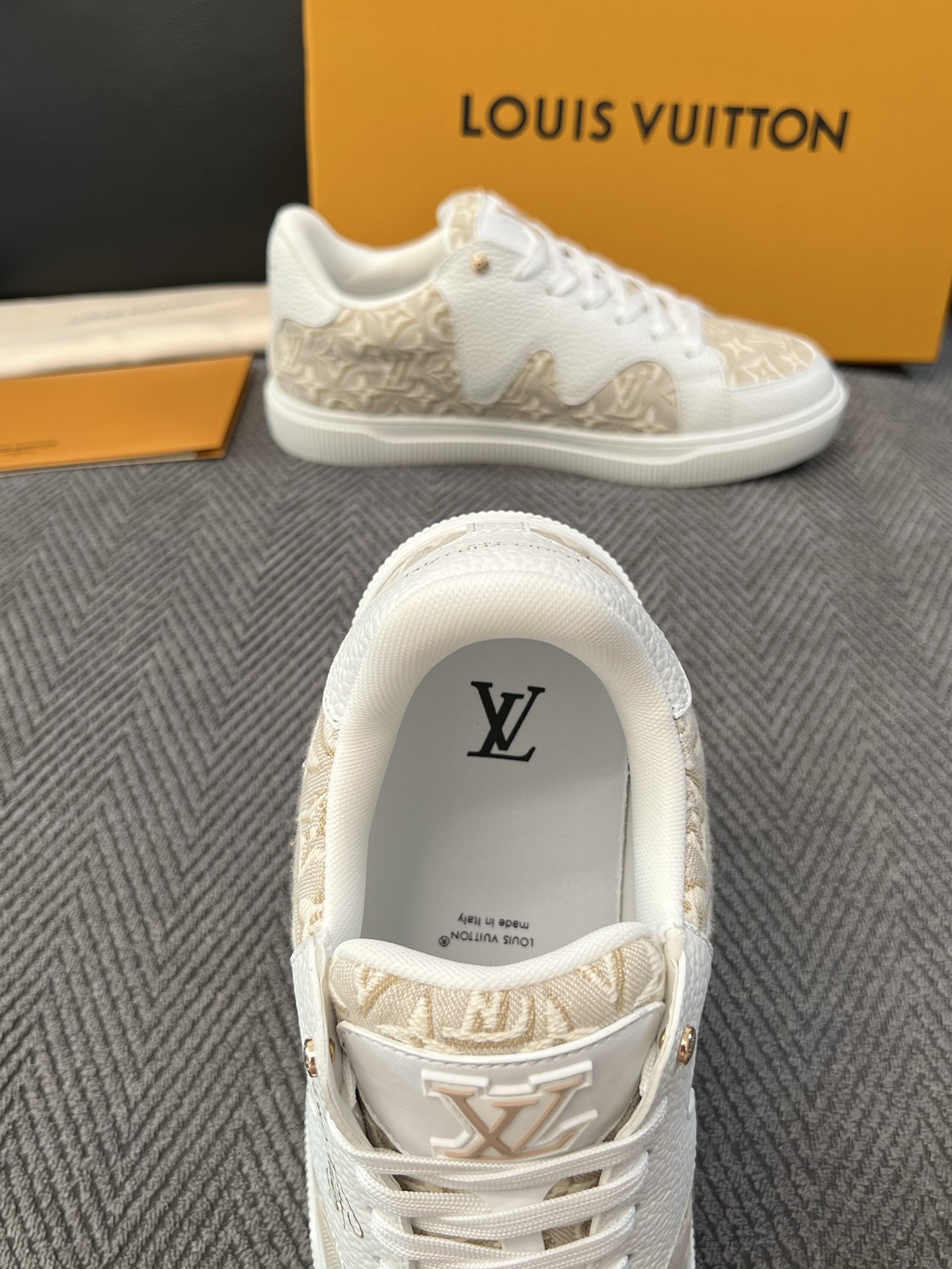 Lv 高品质  顶级工艺品  路易威登，运动板鞋专柜同步，鞋面意大利进口，高品质拼接缤纷色彩复杂工艺品，进口水染牛里柔软