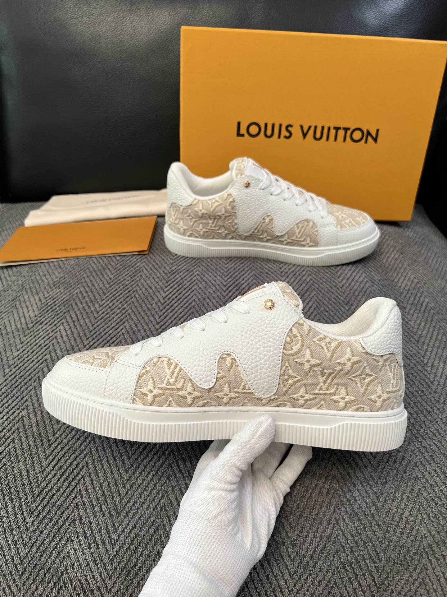 Lv 高品质  顶级工艺品  路易威登，运动板鞋专柜同步，鞋面意大利进口，高品质拼接缤纷色彩复杂工艺品，进口水染牛里柔软