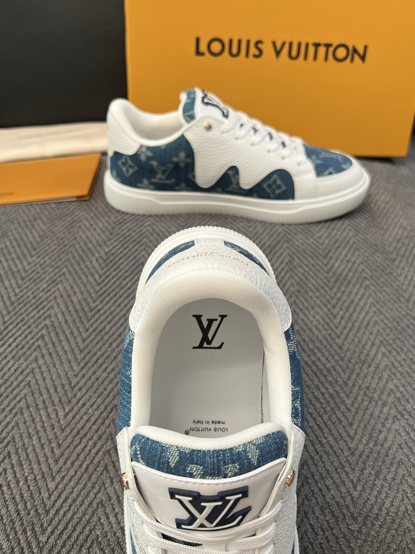 Lv 高品质  顶级工艺品  路易威登，运动板鞋专柜同步，鞋面意大利进口，高品质拼接缤纷色彩复杂工艺品，进口水染牛里柔软