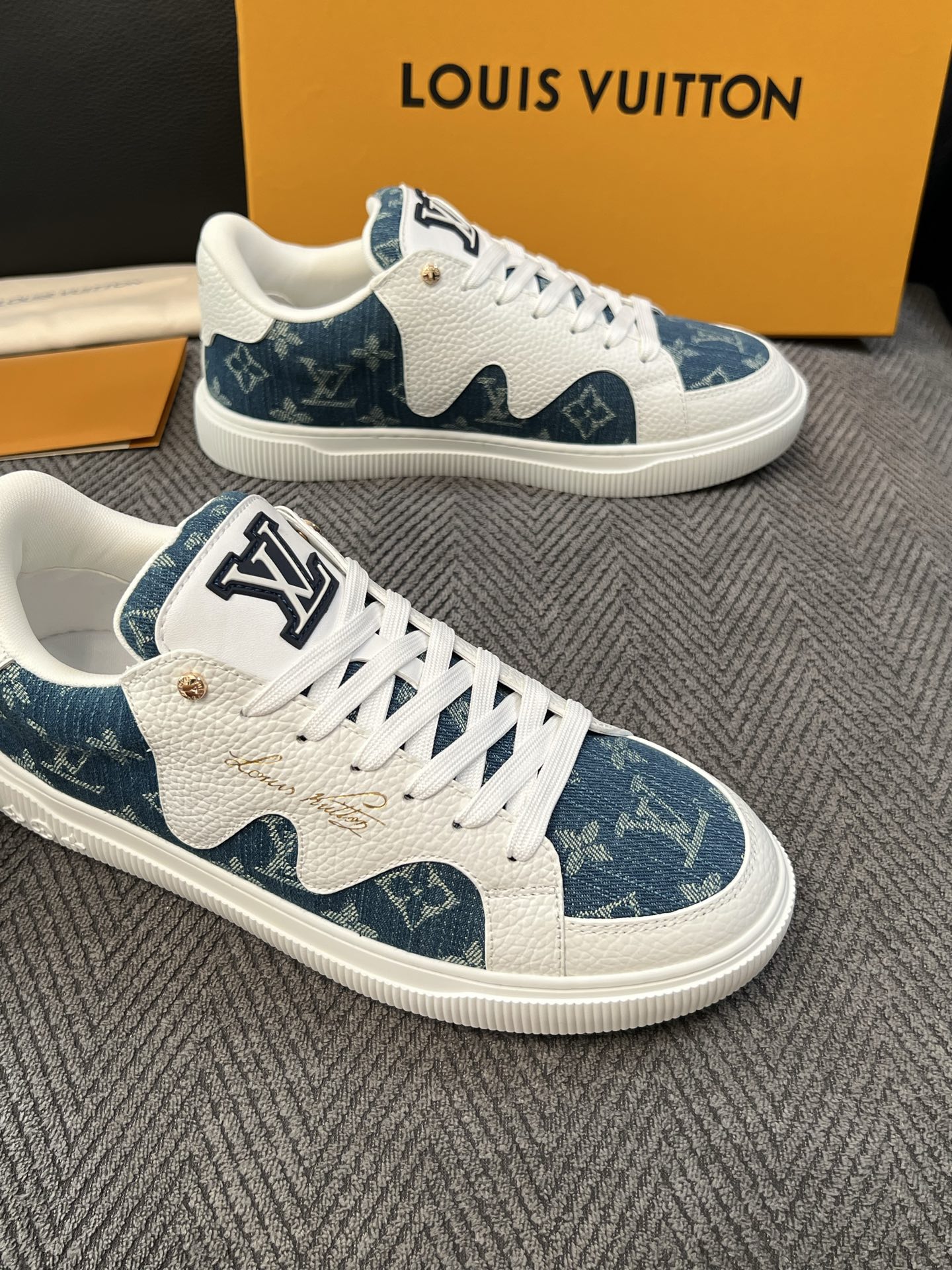 Lv 高品质  顶级工艺品  路易威登，运动板鞋专柜同步，鞋面意大利进口，高品质拼接缤纷色彩复杂工艺品，进口水染牛里柔软