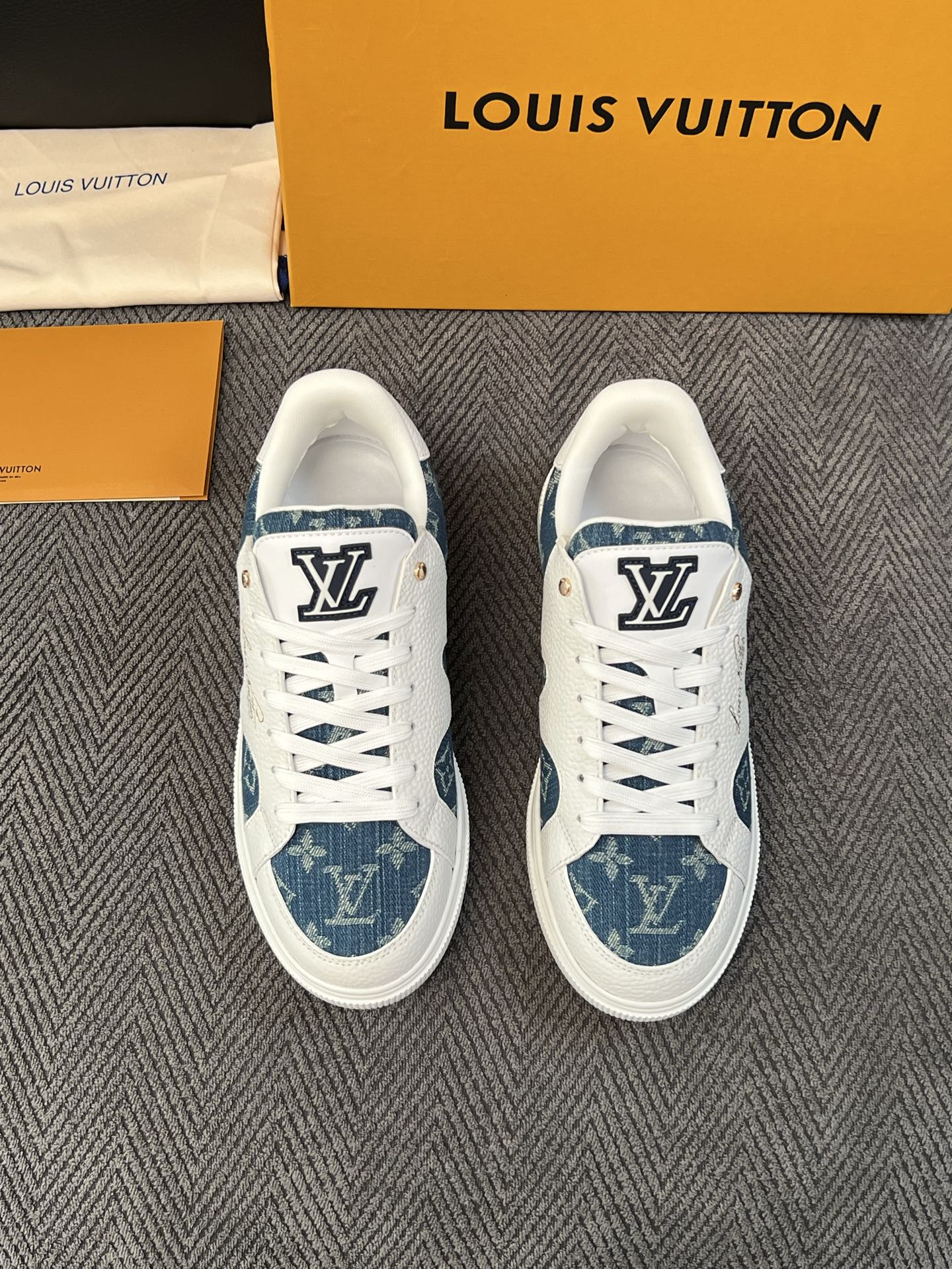 Lv 高品质  顶级工艺品  路易威登，运动板鞋专柜同步，鞋面意大利进口，高品质拼接缤纷色彩复杂工艺品，进口水染牛里柔软
