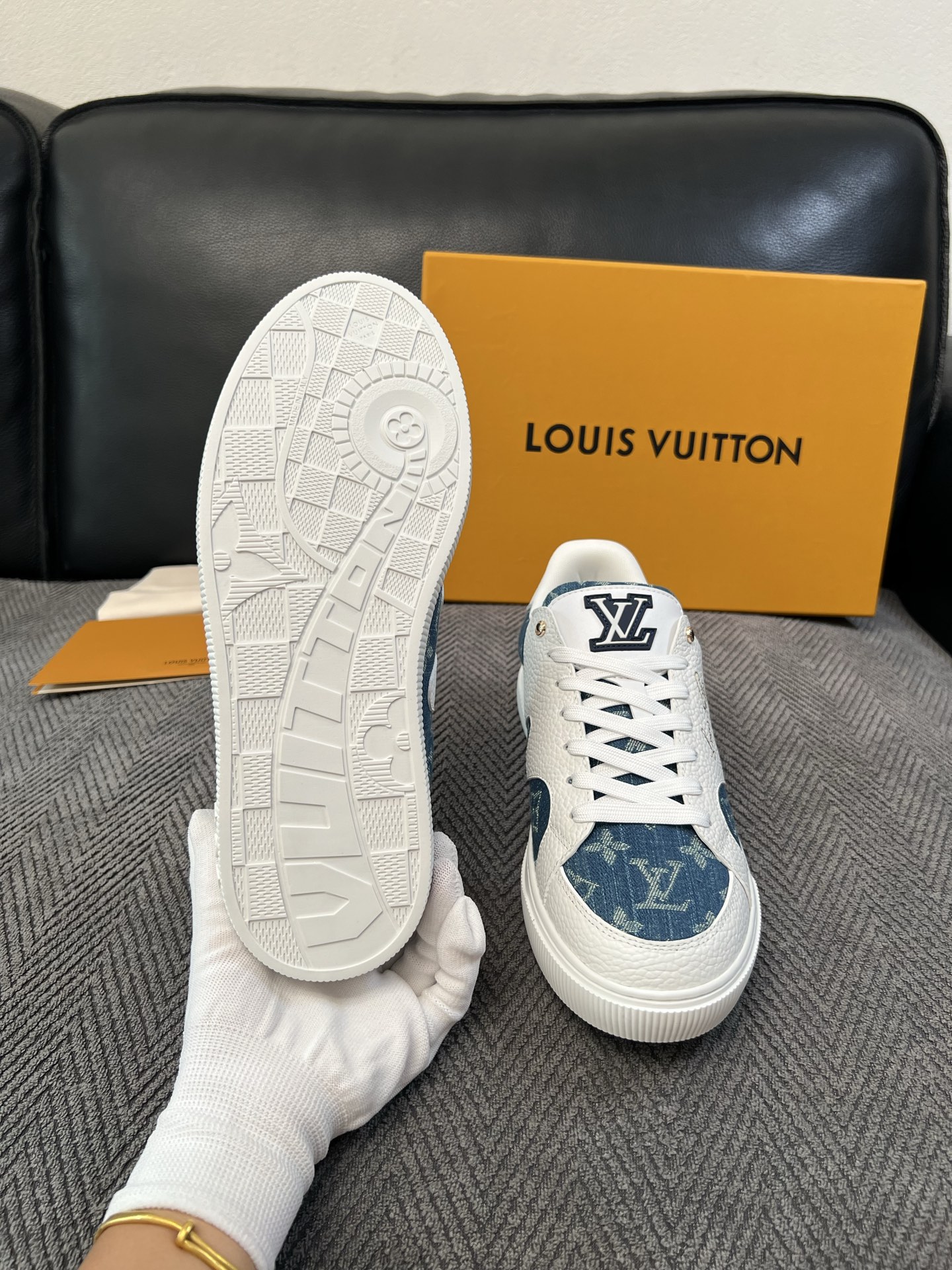 Lv 高品质  顶级工艺品  路易威登，运动板鞋专柜同步，鞋面意大利进口，高品质拼接缤纷色彩复杂工艺品，进口水染牛里柔软