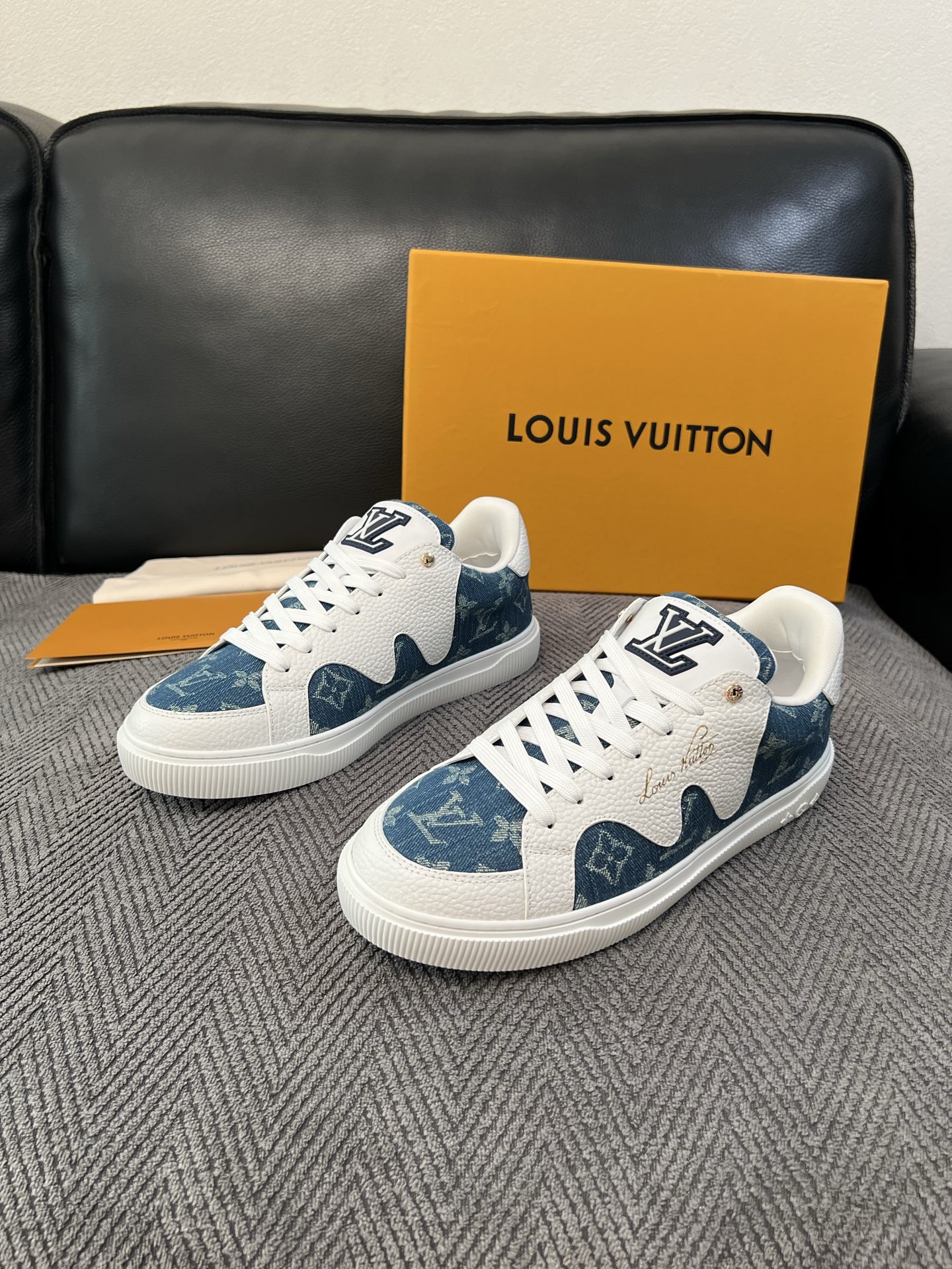 Lv 高品质  顶级工艺品  路易威登，运动板鞋专柜同步，鞋面意大利进口，高品质拼接缤纷色彩复杂工艺品，进口水染牛里柔软