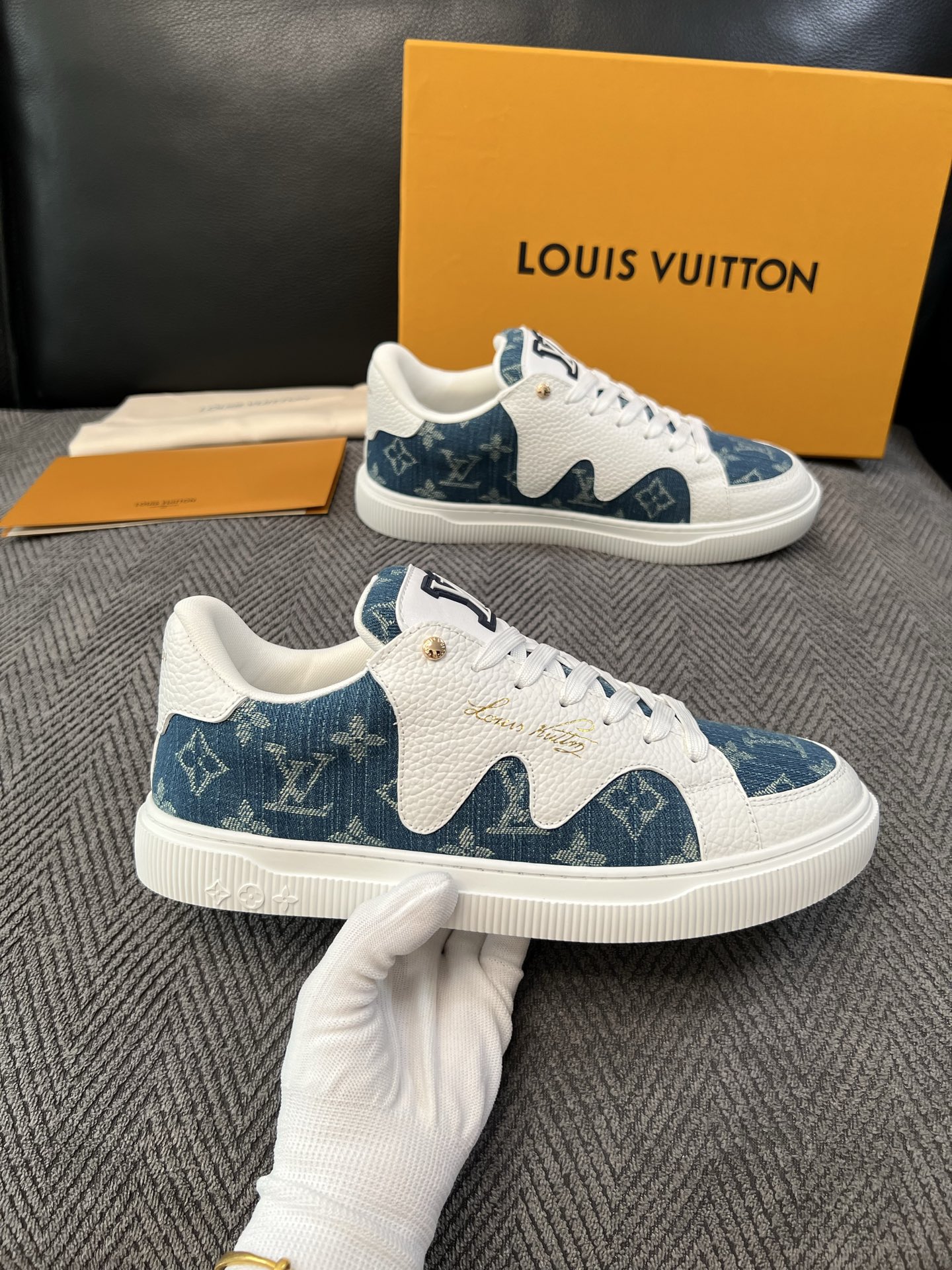 Lv 高品质  顶级工艺品  路易威登，运动板鞋专柜同步，鞋面意大利进口，高品质拼接缤纷色彩复杂工艺品，进口水染牛里柔软
