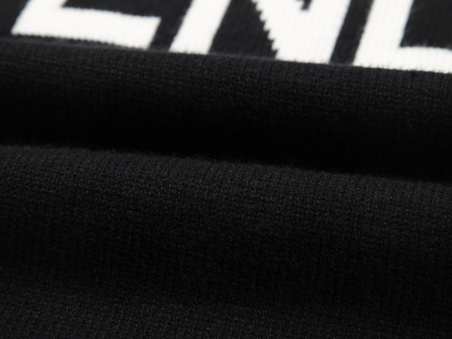 FENDI Logo Sweater with Floral Embroidery in Black and White, S-XL Sizes - 图片 6