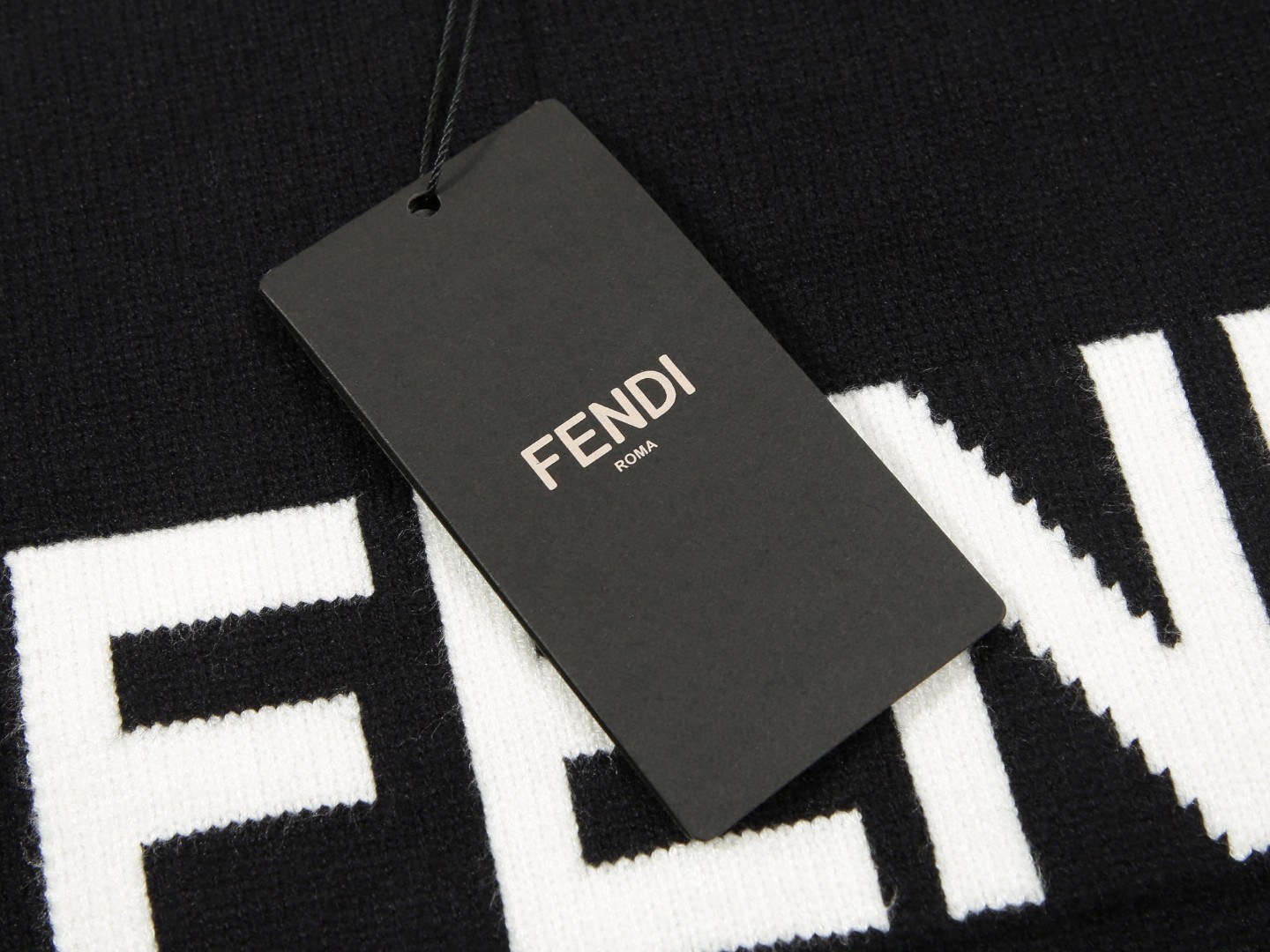 FENDI Logo Sweater with Floral Embroidery in Black and White, S-XL Sizes - 图片 5