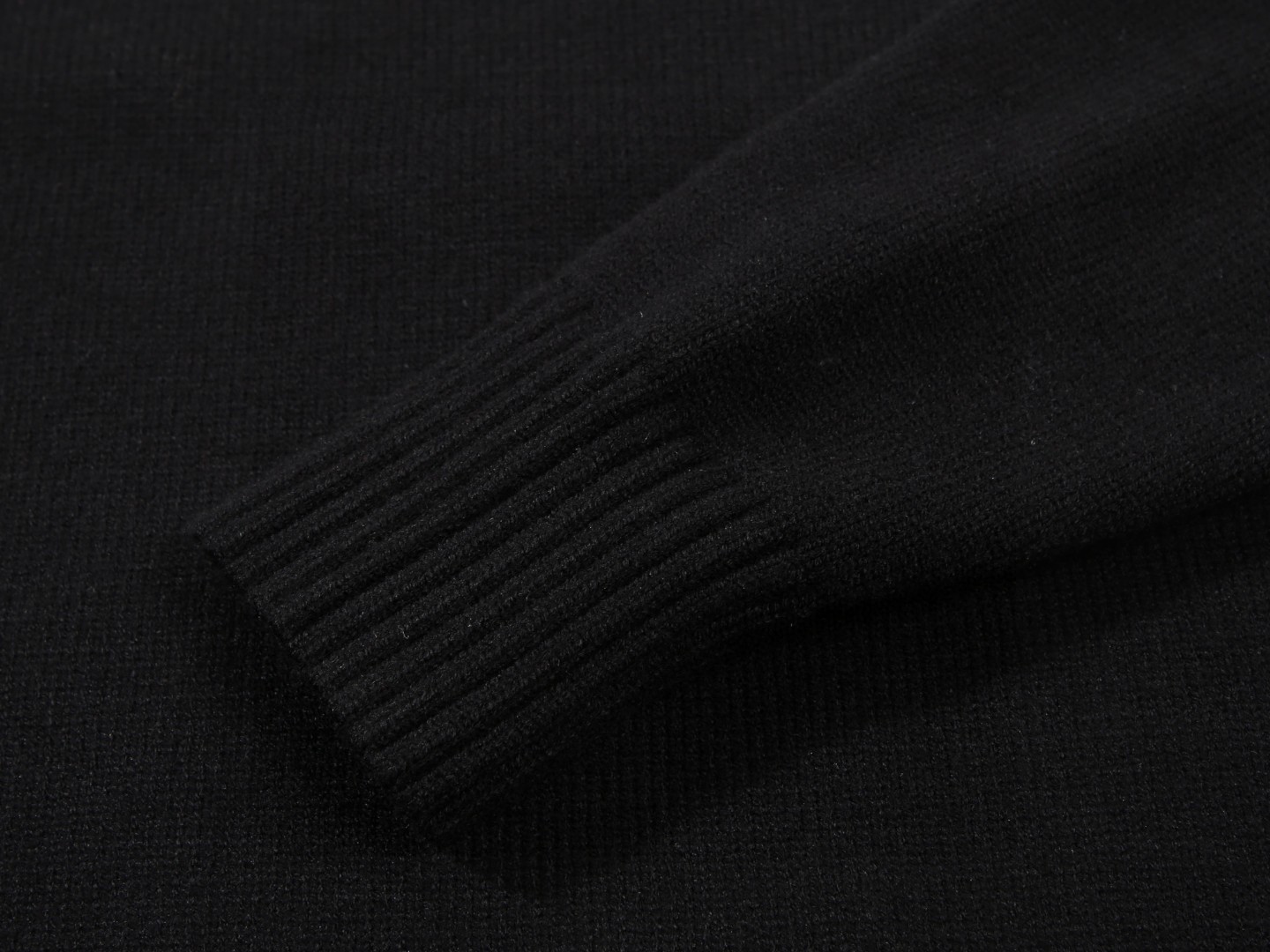 FENDI Logo Sweater with Floral Embroidery in Black and White, S-XL Sizes - 图片 8