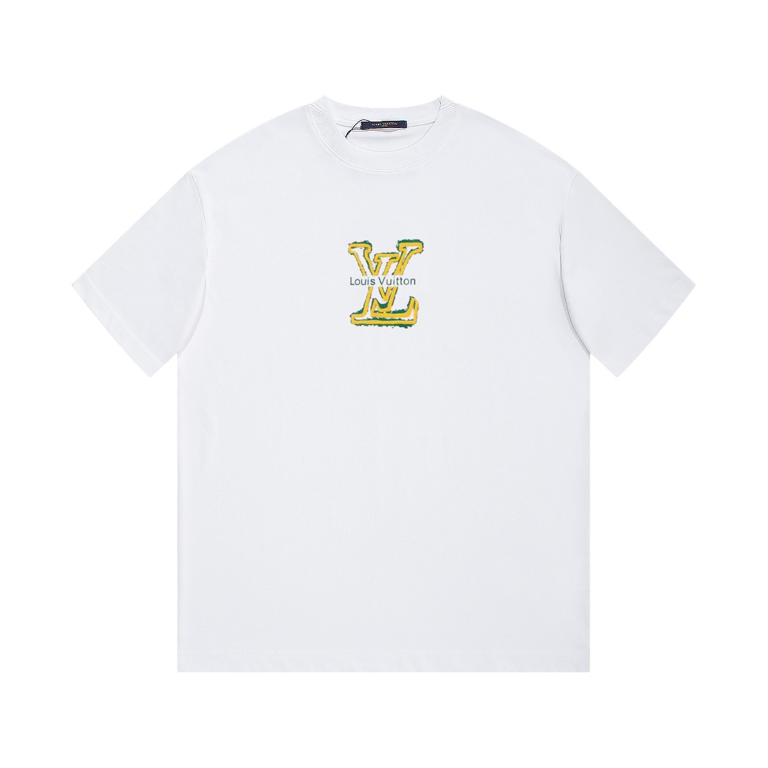 NO:123959,LV Fengjia New Printed Short-Sleeve T-shirt * Customized 280g cotton fabric, soft fabric, skin-friendly and comfortable * Very simple and atmospheric. Whether it is the comfort of the upper body, it is incomparable, interpreting your luxury and taste, and creating your fashionable charm. The washing method is recommended to dry cleaning or wrap the back of the laundry bag, which is separate cold water and dry naturally!  Men and women black white S-XL,,louis vuitton,T-shirt,tees,t-shirt,alexander wang19860909LV 馿家 新款印花短袖T恤 *定制280克全棉面料,面料柔软,亲肤舒 *非常简约大气的一款 无论是上身舒适度都是无可比拟的存在,诠释你的奢华与品位,打造你的时尚风情魅力所在. 洗涤方式建议干洗或包裹洗衣袋反面单独冷水快速机洗自然晾干！ 男女同款  黑色 白色 S-XL,,louis vuitton,T-shirt,tees，t-shirt,alexander wang,Men's clothing