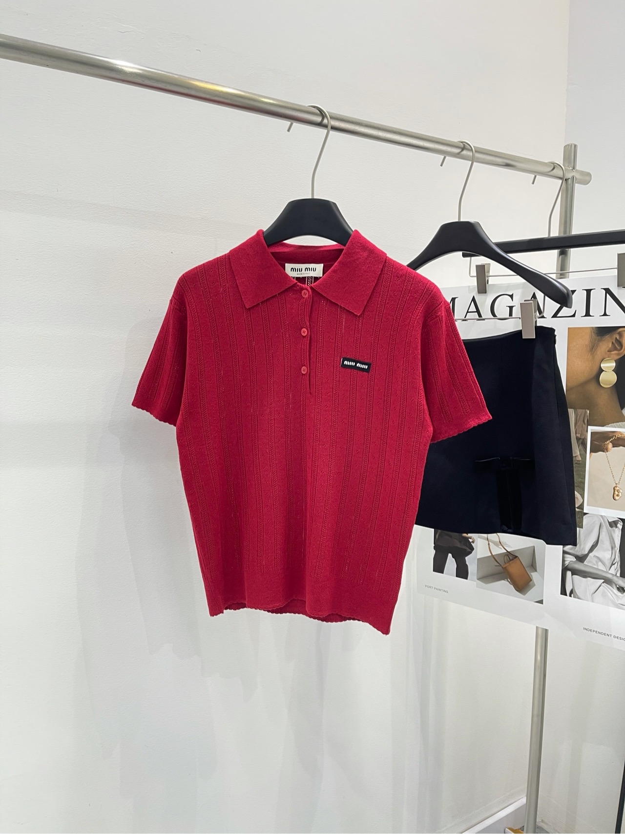 NO:294013,【M red hollow logo polo knitted short sleeves】 Fabric wool cashmere blend Color red Miumi* 25Ss early spring new style Letter logo patch red short sleeve knitted polo shirt Delicate texture Soft and comfortable Lapel knitted short sleeve cut Half-open button design adjusts casually Add fashionable tone Full body vertical knitted texture Matched with elastic fabrics Make body shape slimmer and curved The chest is decorated with letter logos Show brand tone Versatile styles not picky about age skin tone Match skirts and pants Suitable for age-reducing fashionable retro style Flat size S shoulder width 40, bust 82 stretch, 54, sleeve length 17 M shoulder width 42, bust 86 stretch, 56, sleeve length 18 L shoulder width 44, bust 90 stretch, 58, sleeve length 19  Manual measurement will have 2~3cm errors within the normal range, miumiu, skirts, T-shirt, alexander wang19860909【M红色镂空徽标polo针织短袖】 面料羊毛羊绒混纺 颜色红色 Miumi* 25Ss早春新款 字母徽标贴饰红色短袖针织polo衫 细腻肌理 柔软舒适 翻领针织短袖裁剪 半开襟钮扣设计随意调节 增添时尚调性 通体竖条针织纹理 搭配弹性十足的面料 贴合身型更显瘦显曲线美 胸前饰以字母徽标装饰 展示品牌调性 百搭款式不挑年龄肤色 搭配裙装裤装 适配减龄时髦复古风格 平铺尺码 S肩宽40,胸围82弹力,衣长54,袖长17 M肩宽42,胸围86弹力,衣长56,袖长18 L肩宽44,胸围90弹力,衣长58,袖长19 手工测量会有2~3cm误差属于正常范围,,miumiu,skirts,T-shirt,alexander wang,Women's clothing