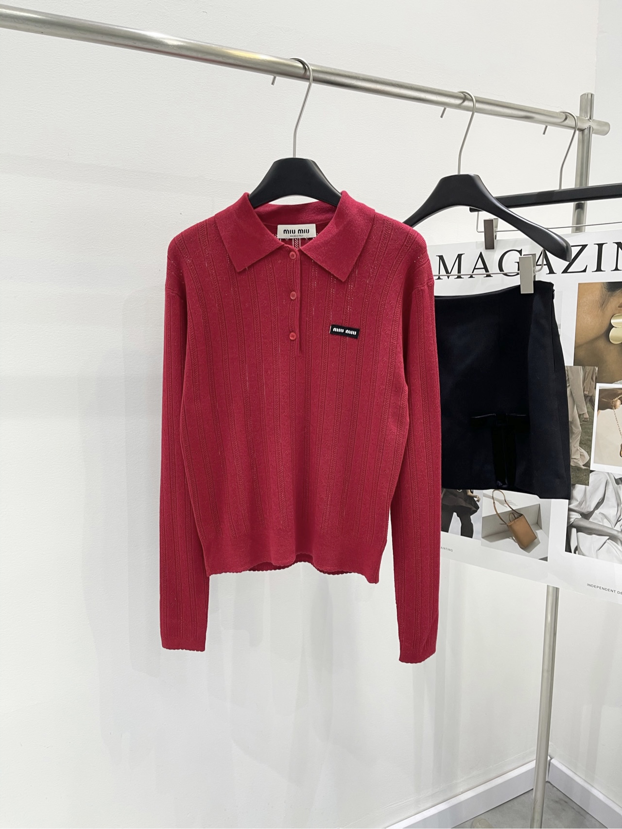 NO:294050,[M red hollow polo long-sleeved sweater] Fabric wool cashmere blend, color red Mi*25 early autumn new style, New Year red Polo long-sleeved sweater Embrace unique personality and enjoy the fun of life Hollow vertical stripes design, logo decoration Lazy and casual, free girl who is not shackled by worldly rules Retro and playful display of modern and modern beauty!  Flat size S shoulder width 43, bust 90 elasticity, garment length 55, sleeve length 62 M shoulder width 44, bust 94 elasticity, garment length 57, sleeve length 63 L shoulder width 45, bust 98 elasticity, garment length 59, sleeve length 64 Manual measurement will have 2~3cm errors within the normal range, alexander wang19860909【M红色镂空polo长袖针织衫】 面料羊毛羊绒混纺 颜色红色 Mi*25早秋新款 新年红色Polo长袖针织衫 拥抱独特的个性,享受生活的乐趣 镂空竖条纹设计,徽标装饰 慵懒随性,不被世间规则所桎梏的自由女孩 复古又俏皮展现现代摩登之美！ 平铺尺码 S肩宽43,胸围90弹力,衣长55,袖长62 M肩宽44,胸围94弹力,衣长57,袖长63 L肩宽45,胸围98弹力,衣长59,袖长64 手工测量会有2~3cm误差属于正常范围,,alexander wang,Women's clothing