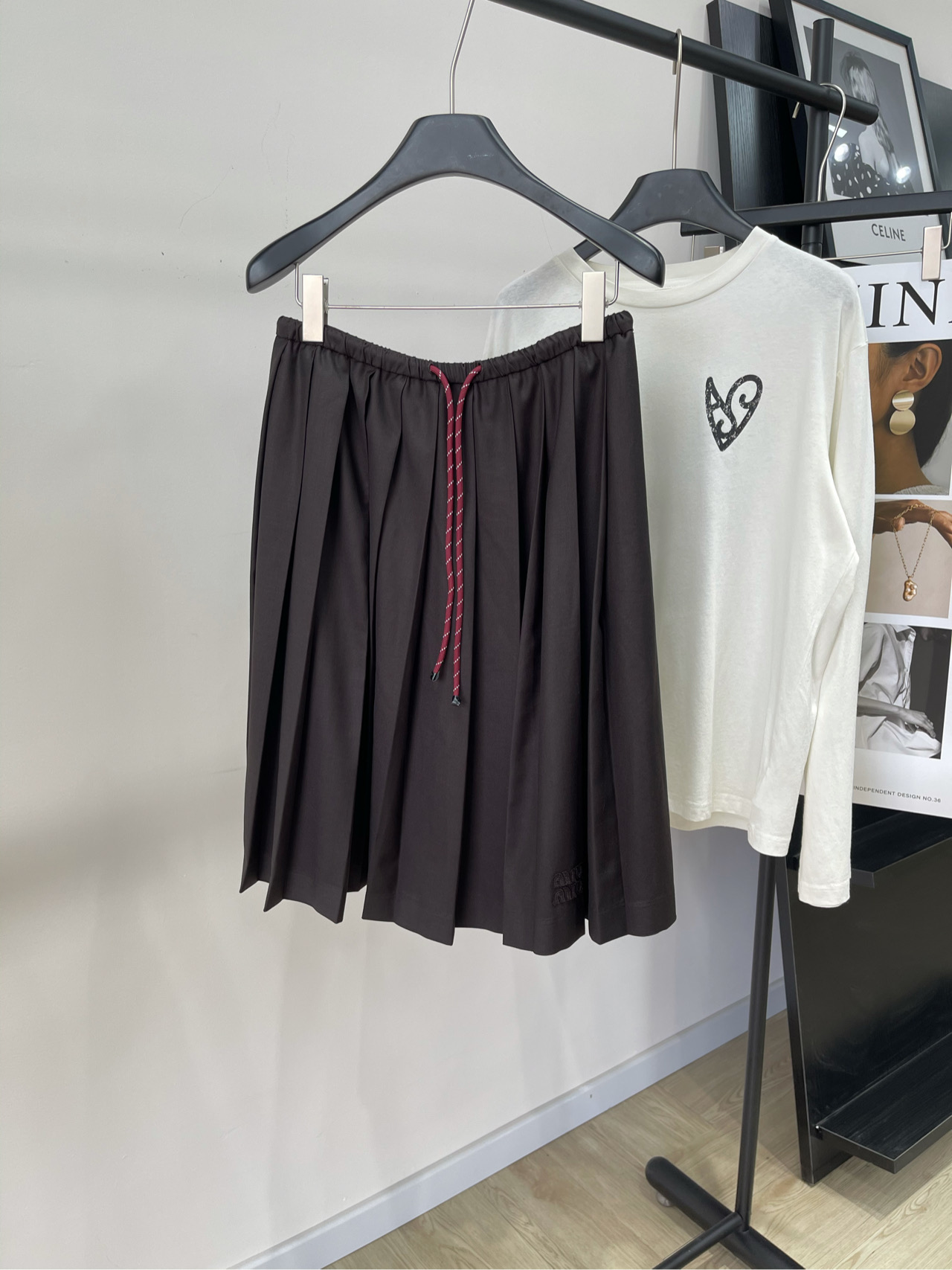 NO:321652,[M brown red rope pleated mid-length skirt] 202 fabric worsted cotton wool color brown Miu hot recommendation, 25 spring and summer new product!  Thai style school uniform mid-length pleated skirt!  Retro college-style literary girls must-have items!  Positioned embroidered letter logo is low-key and luxurious, paired with red drawstrings, fashionable and handsome, sweet or salty!  The elastic waist lace-up style makes the upper body look slimming!  Customized worsted fabric Flat size (no lining) S waist circumference 70 elasticity, hip circumference is not limited, skirt length 57 M waist circumference 74 elasticity, hip circumference is not limited, skirt length 58 L waist circumference is 78 elasticity, hip circumference is not limited, skirt length 59 manual measurement will have 2~3cm errors within the normal range, miumiu, skirt circumference is 100%19860909【M咖色红绳百褶中长半裙】 202面料精纺棉羊毛 颜色咖色 Miu爆单推荐,25春夏新品！ 泰风校服中长款压褶半裙！ 复古学院风文艺少女必入单品！ 定位刺绣字母logo低调奢华 搭配红色抽绳时髦帅气可甜可盐！ 松紧腰系带版型上身巨显瘦！ 定制精纺面料 平铺尺码（无内衬） S腰围70弹力,臀围不限,裙长57 M腰围74弹力,臀围不限,裙长58 L腰围78弹力,臀围不限,裙长59 手工测量会有2~3cm误差属于正常范围,,miumiu,skirts,alexander wang,Women's clothing