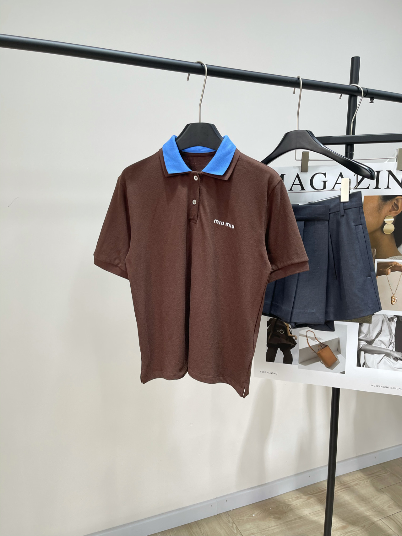 NO:321668,【M blue collar brown bead flooring polo short-sleeved T】 20 fabric all cotton color brown ~ New knitted bead flooring polo shirt round neck two-color bead flooring style The chest is decorated with contrasting brand logo embroidery logo blue contrasting polo neckline ribbed hem and cuffs button opening and closing Recommended purchase Flat size S shoulder width 43, bust 100, garment length 60, sleeve length 23 M shoulder width 44, bust 104, garment length 62, sleeve length 24 L shoulder width 45, bust 108, garment length 63, sleeve length 25 Manual measurement will have 2~3cm errors within the normal range, T-shirt, alexander wang19860909【M蓝领咖色珠地棉polo短袖T】 20面料全棉 颜色咖色 ～新品针织珠地棉polo衫 圆领双色珠地棉版型 胸口饰有撞色品牌标识刺绣徽标 蓝色撞色polo领口 罗纹下摆和袖口 纽扣开合 推荐入手 平铺尺码 S肩宽43,胸围100,衣长60,袖长23 M肩宽44,胸围104,衣长62,袖长24 L肩宽45,胸围108,衣长63,袖长25 手工测量会有2~3cm误差属于正常范围,,T-shirt,alexander wang,Women's clothing