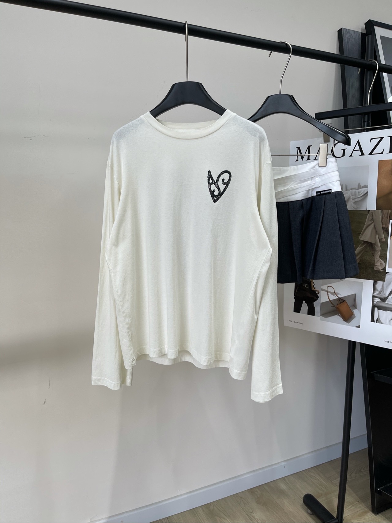 NO:322748,[AC Black and White Flocking Peach Heart Print Long Sleeve T] 20250, fabric is all cotton, color is white, the reason for love printed T-shirts|||The must-have items in summer are here!  This love-printed long-sleeved T-shirt is not only favored by Ju Jingyi, but also has become a favorite in the fashion circle. The love-printed design is clever and sweet. Whether worn alone or as an inner wear, you can easily hold the whole summer!  Moreover, the material of this T-shirt is really comfortable. It uses high-quality pure cotton, which has a soft touch and is extremely breathable, and can remain refreshed even on hot summer days. The most important thing is that the style of this T-shirt is minimalist and loose. It is a versatile tool in the closet!  No matter what body type you have, you can easily control it. Come and buy this love-print T-shirt to make your summer outfit more exciting!  Flat size S shoulder width 49, bust 116, garment length 65, sleeve length 64 M shoulder width 50, bust 120, garment length 66, sleeve length 65 L shoulder width 51, bust 124, garment length 67, sleeve length 66 Manual measurement will have 2~3cm errors within the normal range, tees, t-shirt, alexander wang19860909【AC黑白植绒桃心印花长袖T】 20250,面料全棉 颜色白色 爱心印花T恤必入理由|||夏季必备单品来啦！ 这款爱心印花长袖T恤 不仅受到了鞠婧祎的青睐 更是成为了时尚圈的宠儿. 爱心设计巧妙又不失甜美 无论是单穿还是作为内搭 都能轻松hold住整个夏天！ 而且,这款T恤的料子是真的舒服 采用优质纯棉,触感柔软 透气性极佳,即使在炎热的夏日也能保持清爽. 最重要的是,这款T恤的款式极简 宽松的版型既显瘦又舒适 简直是衣橱里的百搭神器！ 无论你是哪种体型,都能轻松驾驭 快来入手这款爱心印花T恤 让你的夏日穿搭更加出彩！ 平铺尺码 S肩宽49,胸围116,衣长65,袖长64 M肩宽50,胸围120,衣长66,袖长65 L肩宽51,胸围124,衣长67,袖长66 手工测量会有2~3cm误差属于正常范围,,tees，t-shirt,alexander wang,Women's clothing