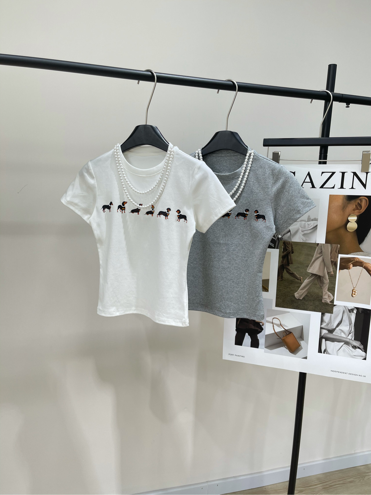 NO:318640,【Pearl Necklace Dachshund Short Sleeve T】 Fabric Cotton   Spandex Color White, Light Gray 25ss Removable Necklace Dachshund Print T-shirt is a fashionable product tailored for dog lovers. This T-shirt is based on high-end combed cotton. It is delicate and skin-friendly and breathable. The design incorporates a detachable pearl necklace to cleverly add elegant temperament and give more possibilities to wear. The six dachshunds on the chest are presented in three-dimensional embroidery. Each puppy wears a delicate beaded necklace. The silhouette is loosely cut, taking into account the comfort and lazy style. The simple tone highlights the agility and fun of the pattern. It demonstrates unique taste. Flat size S shoulder width 33, bust 76 elasticity, 46 length, sleeve length 15 M shoulder width 34, bust 80 elasticity, 47 length, sleeve length 16  L shoulder width 35, bust 84 elastic, garment length 48, sleeve length 17, manual measurement will have 2~3cm errors within the normal range, T-shirt,tees, t-shirt,necklace,alexander wang19860909【珍珠项链腊肠犬短袖T】 面料棉 氨纶 颜色白色、浅灰色 25ss 可拆卸项链腊肠犬印花T恤 为犬类爱好者量身打造的时尚臻品 此款T恤以高级精梳棉为基底 质感细腻且亲肤透气 设计上融入了可拆卸的珍珠项链 巧妙增添优雅气质,同时赋予穿搭更多可能性 胸前六只腊肠犬图案以立体刺绣工艺呈现 每只小狗均佩戴精致串珠项链 廓形采用宽松剪裁,兼顾舒适与慵懒风格 而简约的色调则凸显图案的灵动与趣味 彰显独特品味 平铺尺码 S肩宽33,胸围76弹力,衣长46,袖长15 M肩宽34,胸围80弹力,衣长47,袖长16 L肩宽35,胸围84弹力,衣长48,袖长17 手工测量会有2~3cm误差属于正常范围,,T-shirt,tees，t-shirt,necklace,alexander wang,Women's clothing