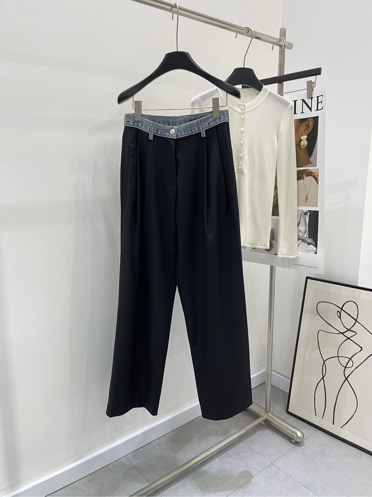 NO:318636,【Ann black spliced ​​suit trousers】 Fabric cotton blend, color black, Ann* newest style, high-quality spliced ​​suit trousers, simple straight pants, spliced ​​light blue, old denim edges This one is definitely a must-have for your wardrobe. There is no problem with any coat and top. Straight tailoring, easy to pull the legs to the longest, and you will get long legs. The logo on the edge of the pocket is very eye-catching. Flat size S waist 66, hip 100, trouser length 103 M waist 70, hip 104, trouser length 105 L waist 74, hip 108, trouser length 107 Manual measurement will have 2~3cm errors within the normal range, Jackets & coats, business suit, alexander wang19860909【Ann黑色拼接西装长裤】 面料棉混纺 颜色黑色 Ann*新款 高级拼接西装裤  简约直筒裤型 拼接浅蓝做旧牛仔边 这一条绝对是你衣橱必备 搭配任何外套上衣统统没有问题 直筒的剪裁 轻松将腿部拉到最长 还你大长腿 口袋边的logo很吸睛  平铺尺码 S腰围66,臀围100,裤长103 M腰围70,臀围104,裤长105 L腰围74,臀围108,裤长107 手工测量会有2~3cm误差属于正常范围,,jackets & coats,business suit,alexander wang,Women's clothing