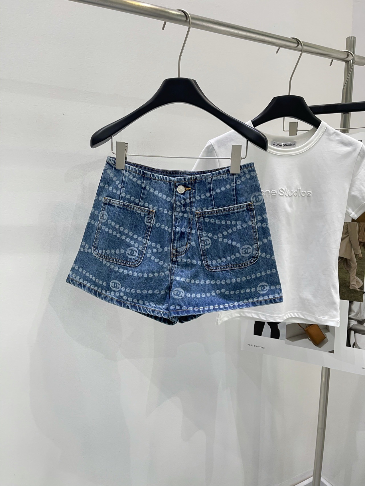 NO:318632,[Double C chain printed denim shorts] Fabric denim cotton color denim blue This pair of denim shorts is simply loved||| Summer is here, shorts must be arranged!  These fragrant grandma jeans are all in love!  Classic denim blue, full of retro atmosphere, you won't make any mistakes when you match it. It is decorated with exquisite double C logos and ring patterns. It is arranged in smooth lines, which instantly enhances the sense of fashion. The details show luxury. The high-waisted style not only optimizes the body proportions, but also highlights the waistline, visually extends the legs. The fabric is soft and has a certain crisp feeling, which is comfortable and stylish. Whether it is matched with a simple solid-colored top or a personalized backless outfit, it can easily create an eye-catching summer shape. Flat size S (36) waist circumference 68, hip circumference 96, trousers length 35 M (38) waist circumference 72, hip circumference 100, trousers length 36 L (40) waist circumference 76, hip circumference 104, trousers length 37. There will be 2~3cm errors in manual measurements, shorts, alexander wang19860909【双C链条印花牛仔短裤】 面料牛仔棉 颜色牛仔蓝 这条牛仔短裤 简直爱了||| 夏天到啦,短裤必须安排上！ 这条香奶奶牛仔短裤一整个爱住！ 经典牛仔蓝,满满的复古气息 怎么搭都不会出错 上面点缀着精致的双C标志和圆环图案 排列成流畅的线条,瞬间提升了时尚感 细节处尽显奢华 高腰的版型不仅能优化身材比例 还能凸显腰线,视觉上拉长双腿 面料柔软且有一定的挺括感,穿着舒适又有型 不管是搭配简约的纯色短上衣 还是个性的露背装 都能轻松打造出吸睛的夏日造型 平铺尺码 S（36）腰围68,臀围96,裤长35 M（38）腰围72,臀围100,裤长36 L（40）腰围76,臀围104,裤长37 手工测量会有2~3cm误差属于正常范围,,shorts,alexander wang,Women's clothing