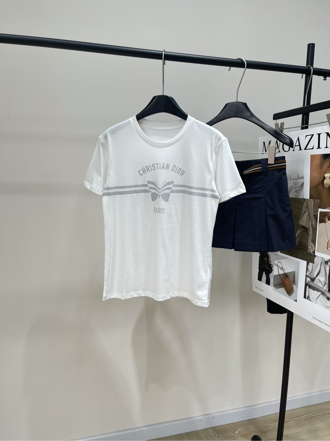 NO:318630,[D gray-white butterfly reverse printing short-sleeved T] fabric is all cotton, color white, Dio*25Ss early spring new style, reverse printing butterfly letter element pattern positioning printed T-shirt!  The design of this T-shirt is so beautiful that I am so moaning!  The anti-printed butterfly letter element pattern not only retains the classic elements, but also adds the romantic atmosphere of early spring. The butterflies dance gracefully, as if telling stories of freedom and beauty. The classic style design is really not picky!  No matter how tall, short, fat, thin, you can easily control it. When you wear it, you will instantly look slim and tall, and your temperament will rise sharply!  Moreover, this T-shirt is made of pure cotton, light, comfortable, skin-friendly and breathable. It allows you to feel extremely comfortable and comfortable while enjoying beauty. Flat size S shoulder width 42, bust 90, 60, sleeve length 19 M shoulder width 43, bust 94, 61, sleeve length 20 L shoulder width 44, bust 98, 62, sleeve length 21 Manual measurement will have 2~3cm errors within the normal range, dior, T-shirt,tees, t-shirt,alexander wang19860909【D灰白蝴蝶反印短袖T】面料全棉 颜色白色 Dio*25Ss早春新款 反印蝴蝶字母元素图案定位印花T恤！ 这款T恤的设计简直美哭我了！ 反印的蝴蝶字母元素图案 既保留了经典元素,又增添了早春的浪漫气息 蝴蝶翩翩起舞,仿佛在诉说着自由与美好的故事. 经典版型设计,真的是不挑人！ 无论是高矮胖瘦,都能轻松驾驭 穿上它,瞬间显瘦又高挑,气质直线上升！ 而且,这款T恤采用的是纯棉材质,轻盈舒适 亲肤透气.让你在享受美丽的同时 也能感受到无比的舒适与自在 平铺尺码 S肩宽42,胸围90,衣长60,袖长19 M肩宽43,胸围94,衣长61,袖长20 L肩宽44,胸围98,衣长62,袖长21 手工测量会有2~3cm误差属于正常范围,,dior,T-shirt,tees，t-shirt,alexander wang,Women's clothing