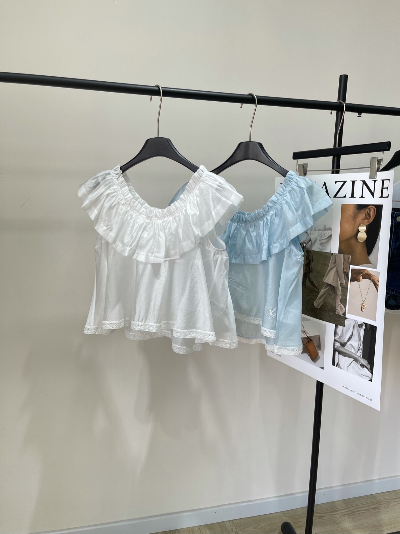 NO:414725,[mar pleated lace one-collar shirt], fabric tensile + polyester fiber, color white, light blue *｜One-shoulder top 25SS spring and summer new style is available!  A one-shoulder top, a must-have small top in summer. The refreshing color scheme has the smell of lemon sea salt soaked water. It is very suitable for summer. There are many ways to wear it on one-shoulder or slanted. The neckline is very layered like a petal. The lace splicing design at the hem!  Flat size S bust 100, 47 M bust 104, 48 L bust 108, 49 Manual measurement will have 2~3cm errors within the normal range, Shirts, alexander wang19860909【mar褶皱花边一字领衬衫】 ,面料天丝+聚酯纤维 颜色白色、浅蓝 *｜一字肩上衣 25SS春夏新款上新！ 一字肩上衣,夏天必备的一件小上衣 清清爽爽的配色有种柠檬海盐气泡水的味道 太适合夏天了 多种穿法可以一字肩也可以斜着穿 领口的很有层次感像花瓣一样 下摆蕾丝拼接设计！ 平铺尺码 S胸围100,衣长47 M胸围104,衣长48 L胸围108,衣长49 手工测量会有2~3cm误差属于正常范围,,shirts,alexander wang,Women's clothing