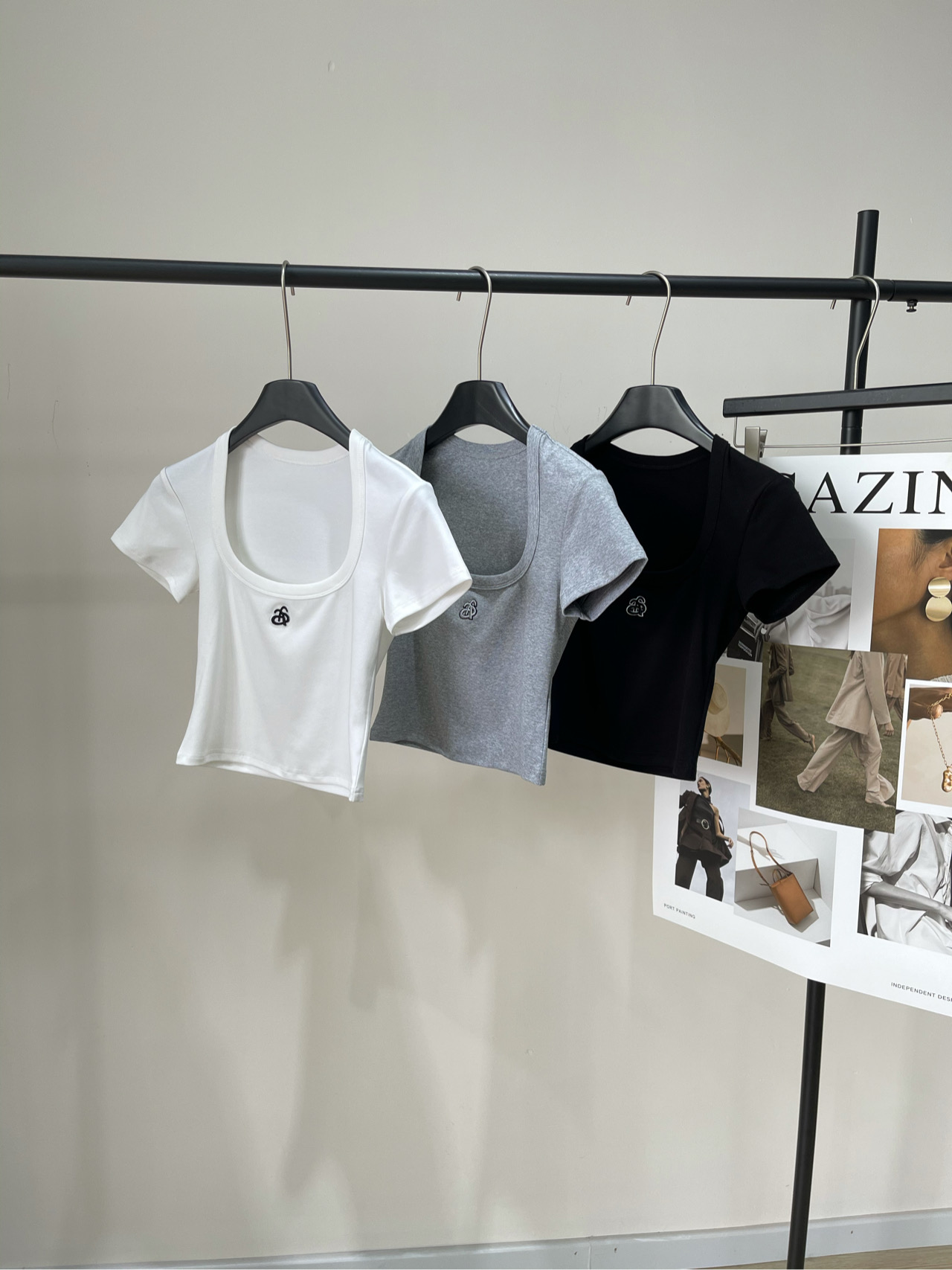 NO:424505,【Ann three-color large U-neck short-sleeved T】, fabric cotton + spandex Color white, gray, black 25ss logo logo large U-neck cotton short-sleeved top Elegant variation of minimalist cotton Cotton short-sleeved top with large U-neck design to reveal collarbone lines The black, white and gray color presents different temperament languages ​​The chest brand logo is embellished with precision embroidery technology to highlight quality in a simple silhouette The combing treatment of the fabric ensures skin-friendly touch The edging process of the neckline maintains the flatness when worn Moderate weight gives the clothing natural drooping, and the natural breathability of cotton adds refreshing summer The logo at the details injects identity marking into the simple aesthetic Flat size S shoulder width 37, bust 70 elastic, 40 length, sleeve length 13 M shoulder width 38, bust 74 elastic, 41, sleeve length 14  L shoulder width 39, bust 78 elastic, garment length 42, sleeve length 15, manual measurement will have 2~3cm errors within the normal range, T-shirt, alexander wang19860909【Ann三色大U领短袖T】 ,面料棉+氨纶 颜色白色、灰色、黑色 25ss logo徽标大u领棉质短袖上衣 极简棉质的优雅变奏 棉质短袖上衣以大U领设计展露锁骨线条 黑白灰三色呈现不同气质语言 胸口品牌徽标以精密刺绣工艺点缀 在简约廓形中彰显品质 面料的精梳处理确保亲肤触感 领口的包边工艺保持穿着时的平整度 适中的克重赋予衣物自然垂坠 而棉质的天然透气性则让夏日更添清爽 细节处的徽标,为简约美学注入身份印记 平铺尺码 S肩宽37,胸围70弹力,衣长40,袖长13 M肩宽38,胸围74弹力,衣长41,袖长14 L肩宽39,胸围78弹力,衣长42, 袖长15 手工测量会有2~3cm误差属于正常范围,,T-shirt,alexander wang,Women's clothing