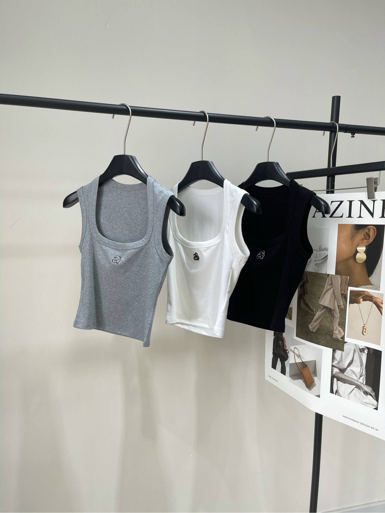 NO:424525,【Ann three-color large U-neck small vest】, fabric cotton + spandex Color white, gray, black 25ss logo logo large U-neck cotton wide shoulder vest The elegant variation of minimalist cotton Cotton short-sleeved tops with large U-neck design to reveal collarbone lines The black, white and gray color presents different temperament languages ​​The chest brand logo is embellished with precision embroidery craftsmanship to show quality in a simple silhouette The combing treatment of the fabric ensures skin-friendly touch The edging process of the neckline maintains the flatness when worn Moderate weight gives the clothing natural drooping, and the natural breathability of cotton adds refreshing summer The logo at the details injects identity marking into the simple aesthetic Flat size S shoulder width 31, bust 68 stretch, 41 M shoulder width 32, bust 72 stretch, 42 L shoulder width 33, bust 76 stretch, 43  Manual measurement will have 2~3cm errors within the normal range, T-shirt, alexander wang19860909【Ann三色大U领小背心】 ,面料棉+氨纶 颜色白色、灰色、黑色 25ss logo徽标大u领棉质宽肩背心 极简棉质的优雅变奏 棉质短袖上衣以大U领设计展露锁骨线条 黑白灰三色呈现不同气质语言 胸口品牌徽标以精密刺绣工艺点缀 在简约廓形中彰显品质 面料的精梳处理确保亲肤触感 领口的包边工艺保持穿着时的平整度 适中的克重赋予衣物自然垂坠 而棉质的天然透气性则让夏日更添清爽 细节处的徽标,为简约美学注入身份印记 平铺尺码 S肩宽31,胸围68弹力,衣长41 M肩宽32,胸围72弹力,衣长42 L肩宽33,胸围76弹力,衣长43 手工测量会有2~3cm误差属于正常范围,,T-shirt,alexander wang,Women's clothing