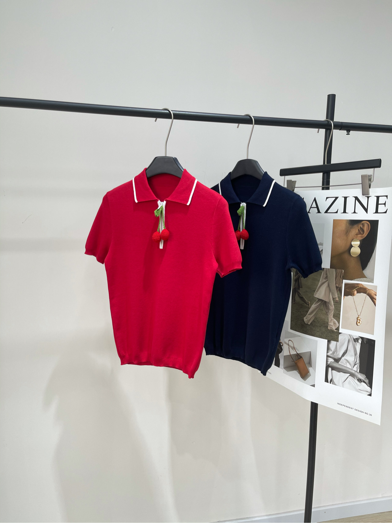 NO:424551,【VT cherry half-zipper polo knitted short sleeve】, fabric Tianshi cotton, color red, hidden blue Val*25 spring and summer new collar contrast color, spliced ​​lapel short sleeve knitted top shipped, layered fashionable items, Kaiyun red series color fixed dye fabric, white and advanced, relatively basic style, not picky, can be matched in multiple seasons Customized mold-open contrast zipper, cute and playful cherry decoration on the zipper head, details are completely online, flat size S shoulder width 33, bust 82 elastic, 56, sleeve length 22 M shoulder width 34, bust 86 elastic, 57, sleeve length 23 L shoulder width 35, bust 90 elastic, 58, sleeve length 24 Manual measurement will have 2~3cm errors belong to the normal range, T-shirt, alexander wang19860909【VT樱桃半拉链polo针织短袖】 ,面料天丝棉 颜色红色、藏蓝 Val*25春夏新款领口撞色 拼接翻领短袖针织上衣出货 可叠穿的办时髦单品 开运红系列色系定染的面料 显白又高级 比较基础的版型 不挑人 可以多季节搭配 定制开模撞色拉链 拉链头上附有可爱俏皮的小樱桃装饰 细节完全在线 平铺尺码 S肩宽33,胸围82弹力,衣长56,袖长22 M肩宽34,胸围86弹力,衣长57,袖长23 L肩宽35,胸围90弹力,衣长58,袖长24 手工测量会有2~3cm误差属于正常范围,,T-shirt,alexander wang,Women's clothing