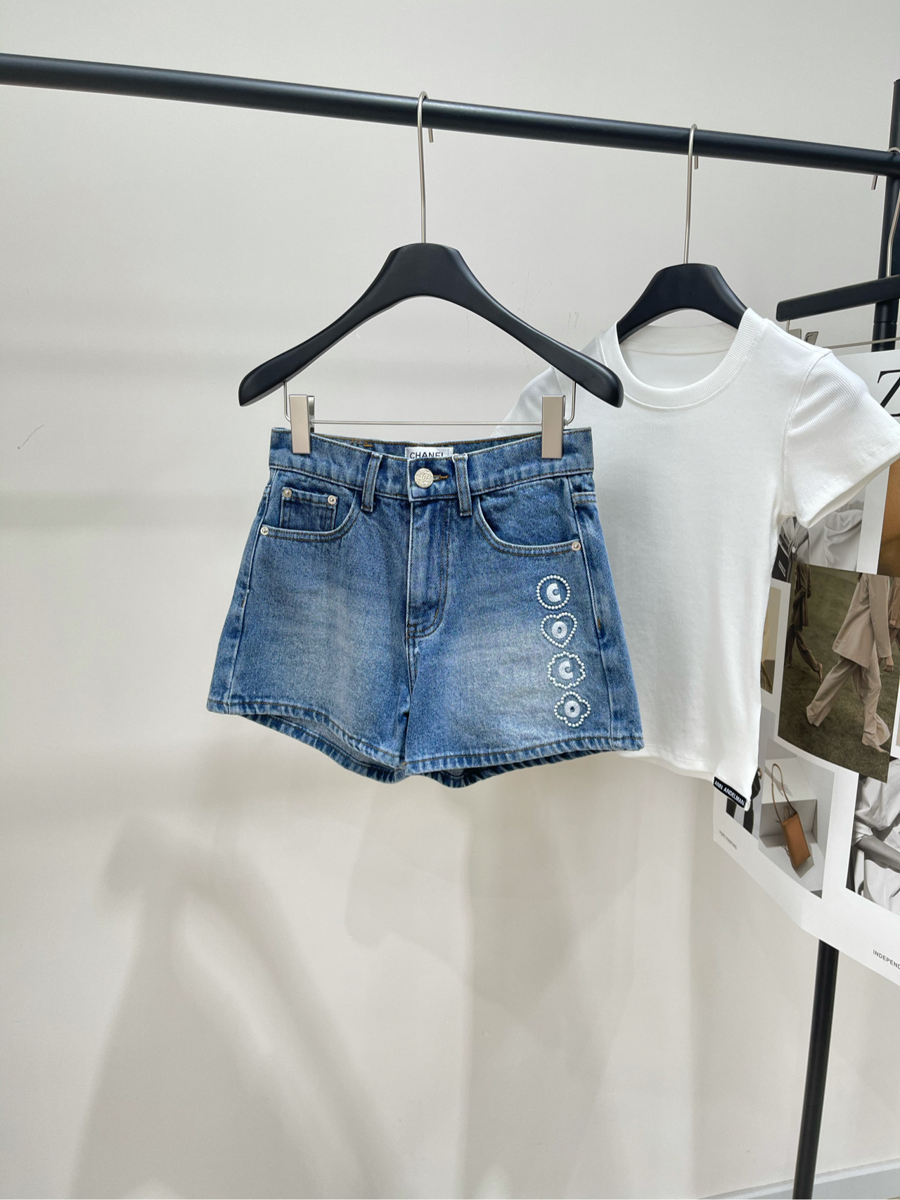 NO:424573,【coco light blue embroidered denim shorts】, fabric denim cotton, light blue color Chane* 25M spring and summer new style, beach series letter embroidered denim shorts, heavy craftsmanship washing fabric is soft and comfortable, delicate touch, perfect tailoring fits the body shape, not only shows the smooth line sense, cleverly modify the body proportions, side heavy industry embroidery pattern embellishment exquisite and luxurious, easy to handle and match whether it is daily travel or commuting, flat size S waist 68, hip circumference 94, trousers length 36 M waist circumference 72, hip circumference 98, trousers length 37 L waist circumference 76, hip circumference 102, trousers length 38 Manual measurement will have 2~3cm errors within the normal range, chanel, shorts, alexander wang19860909【coco浅蓝刺绣牛仔短裤】 ,面料牛仔棉 颜色浅蓝 Chane* 25M春夏新款 沙滩系列字母刺绣牛仔短裤 重工艺洗水面料柔软舒适 触感细腻 剪裁完美贴合身形 既展现了流畅的线条感 巧妙地修饰了身材比例 侧面重工刺绣图案点缀 精致奢华 不论是日常出行还是通勤都能轻松驾驭搭配 平铺尺码 S腰围68,臀围94,裤长36 M腰围72,臀围98,裤长37 L腰围76,臀围102,裤长38 手工测量会有2~3cm误差属于正常范围,,chanel,shorts,alexander wang,Women's clothing