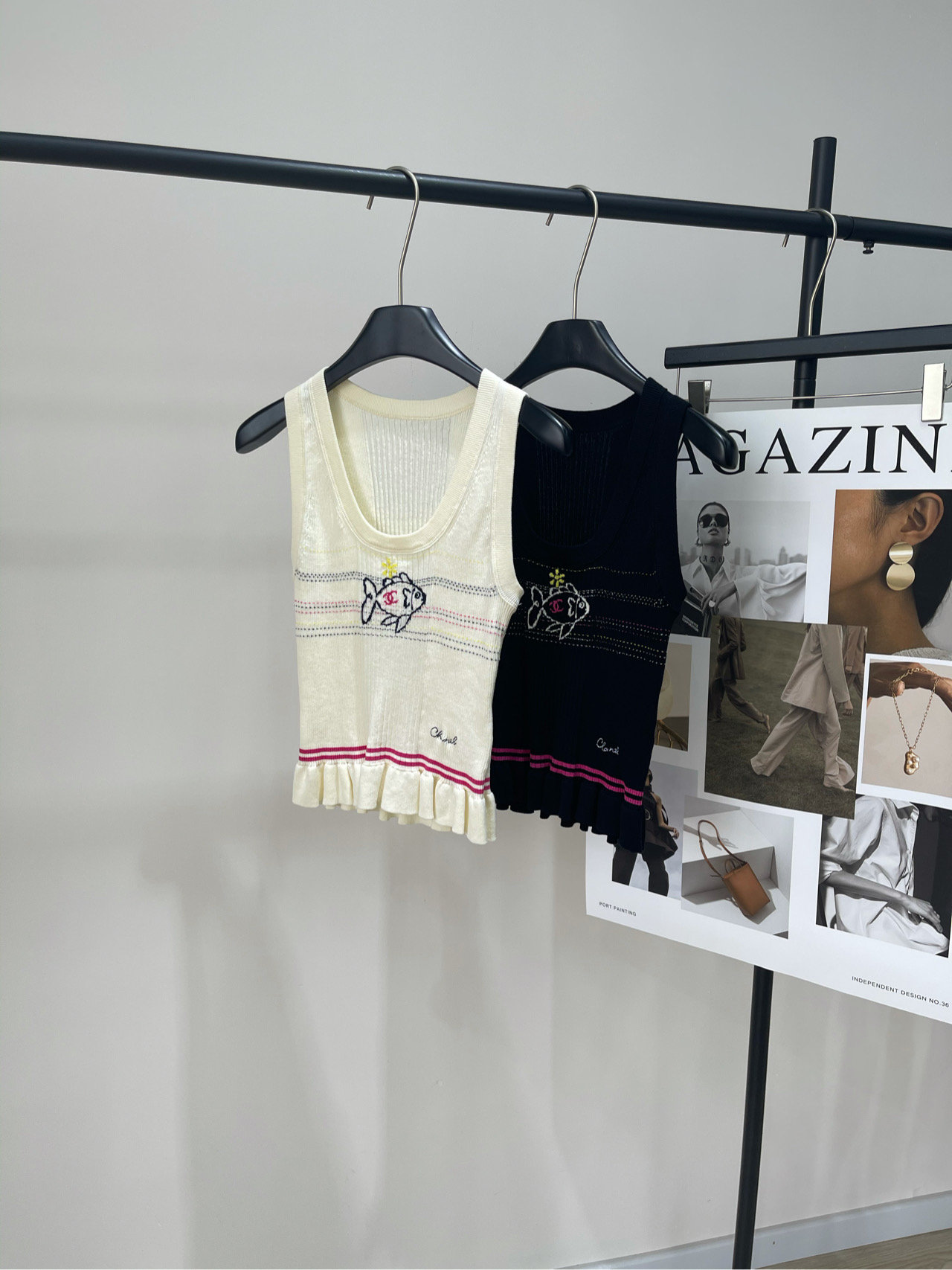 NO:424594,[Double C small fish lace knitted vest], fabric Tianshi cotton, color beige and black, smooth hook style, vivid and full of fun, adding dazzling details to the overall simple shape, the texture of the overall pit strip is dense and soft, and it also has a certain sense of support. The wavy edge of the hem exudes a lively and cute atmosphere, which is both versatile and durable and easy to match with various bottoms. Whether it is jeans, shorts or skirts, it can be beautiful to create a relaxed and casual daily style. It is comfortable to wear and without restraint, and can also show your figure well. Grandma's beige as the background color. It has its own gentle attributes and uses pink, black and yellow stripes to decorate the chest. It is very bright and energetic. The upper body is really well-behaved and cunt. It has a rich girl's inner taste. It is excellent for wearing or doing inner wear. The size of the slim size  S shoulder width 28, bust 62 elasticity, garment length 49 M shoulder width 29, bust 66 elasticity, garment length 50 L shoulder width 30, bust 70 elasticity, garment length 51 Manual measurement will have 2~3cm errors within the normal range, skirts, shorts, jeans, alexander wang19860909【双C小鱼花边针织背心】 ,面料天丝棉 颜色米白、黑色 流畅的勾线风格造型生动活泼充满趣味性 为整体简约的造型增添了亮眼的细节 整体坑条的肌理密度紧实柔软的同时还有一定的支撑感 下摆的波浪边散发出活泼可爱的气息 既百搭又耐看轻松搭配各种下装 无论是牛仔裤、短裤还是裙装 都能与之wan美契合打造出轻松随性的日常造型 穿着舒适无束缚同时也能很好的展示身材 奶奶的米白色做为底色 自带温柔属性运用粉、黑、黄色条纹在胸口处做装饰 很好的打破整件衣服的沉闷感明亮且有活力 上身真的又乖又奶 贼有富家女高内味 单穿或做内搭都很绝 平铺尺码 S肩宽28,胸围62弹力,衣长49 M肩宽29,胸围66弹力,衣长50 L肩宽30,胸围70弹力,衣长51 手工测量会有2~3cm误差属于正常范围,,skirts,shorts,jeans,alexander wang,Women's clothing