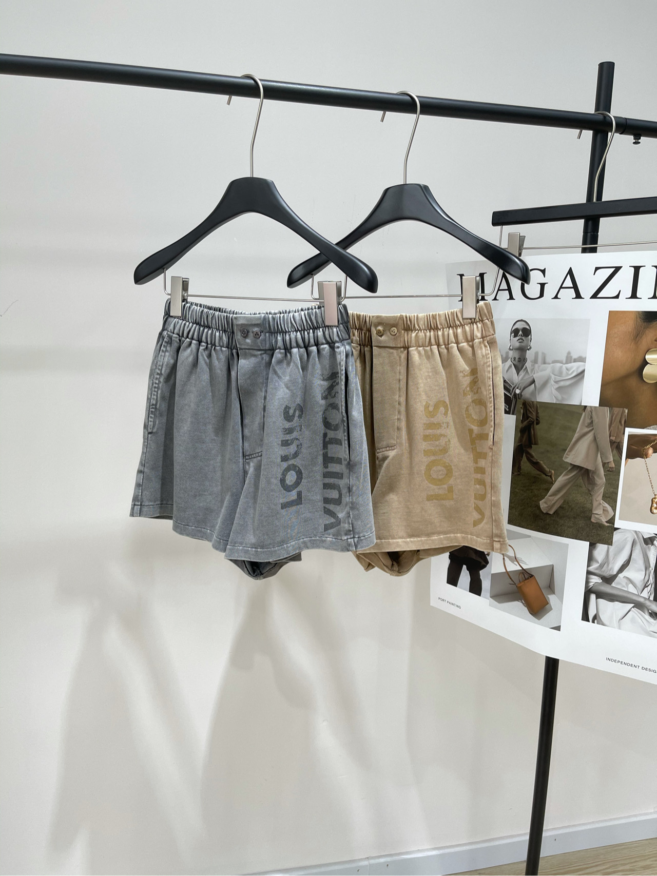 NO:425729,【lv fried color letter printed casual shorts】, fabric cotton, color gray, milk tea color, new Louis 25 series, heavy industry washing fried color printed letters, retro effect elastic waist shorts shipped, this T-shirt lays the retro tone with a set dyeing process, sets the color fading effect of the large letter printed logo of breast, thick cotton knitted box-shaped cut, matched with custom letters, unique elements, flat size S waist circumference 62 elasticity, hip circumference 120, trouser length 38 M waist circumference 66 elasticity, hip circumference 124, trouser length 39 L waist circumference 70 elasticity, hip circumference 128, trouser length 40 manual measurement will have 2~3cm errors within the normal range,, louis vuitton, louis vuitton, shorts,tees, t-shirt,alexander wang19860909【lv炒色字母印花休闲短裤】 ,面料棉 颜色灰色、奶茶色 Loui25系列新款 重工水洗炒色印花字母 复古效果松紧腰头短裤出货 本款T恤以套染工艺奠定复古基调 烘托胸大号字母印花标识的褪色效果 厚实棉质针织呈现箱型剪裁 搭配定制字母刻字纽扣点缀独特元素 平铺尺码 S腰围62弹力,臀围120,裤长38 M腰围66弹力,臀围124,裤长39 L腰围70弹力,臀围128,裤长40 手工测量会有2~3cm误差属于正常范围,,louis vuitton,louis vuitton,shorts,tees，t-shirt,alexander wang,Women's clothing