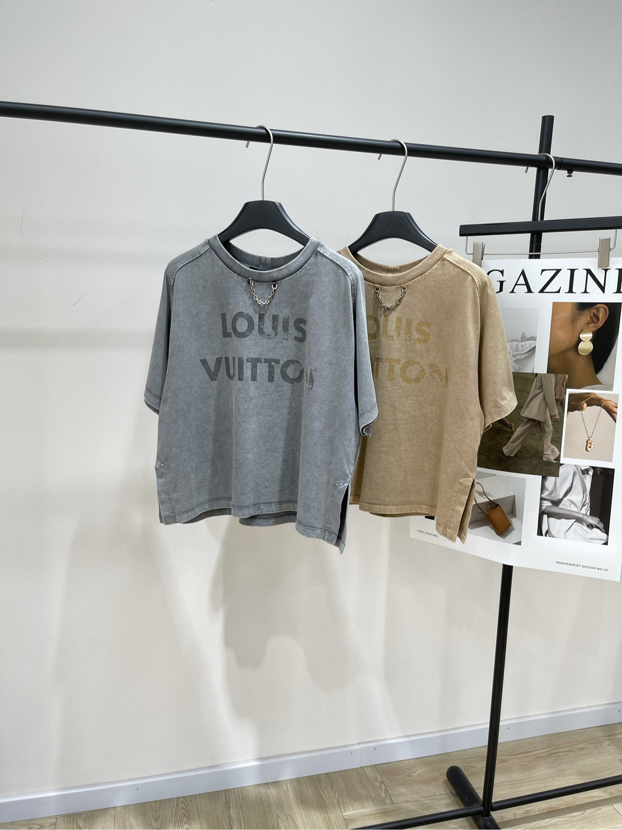 NO:425738,【lv fried color letter printed chain short sleeve】, fabric is cotton, color gray, milk tea color, new Louis 25 series, heavy industry washing fried color printed round neck metal chain, retro effect T-shirt shipment This T-shirt lays the retro tone with a cover dyeing process, sets the fading effect of the large letter printed logo on the chest, thick cotton knitted box-shaped tailoring, custom chain embellishes unique elements of the neckline, main fabric, cotton, flat size S-to-rotate sleeve, bust 114, 53, sleeve length 35 M-to-rotate sleeve, bust 118, 54, sleeve length 36 L-to-rotate sleeve, bust 122, 55, sleeve length 37 Manual measurement will have 2~3cm errors within the normal range,, louis vuitton, louis vuitton, T-shirt,tees, t-shirt,alexander wang19860909【lv炒色字母印花链条短袖】 ,面料全棉 颜色灰色、奶茶色 Loui25系列新款 重工水洗炒色印花圆领金属链条 复古效果T恤出货 本款T恤以套染工艺奠定复古基调 烘托胸前大号字母印花标识的褪色效果 厚实棉质针织呈现箱型剪裁 领口定制链条点缀独特元素 主面料 棉 平铺尺码 S连肩袖,胸围114,衣长53,袖长35 M连肩袖,胸围118,衣长54,袖长36 L连肩袖,胸围122,衣长55,袖长37 手工测量会有2~3cm误差属于正常范围,,louis vuitton,louis vuitton,T-shirt,tees，t-shirt,alexander wang,Women's clothing