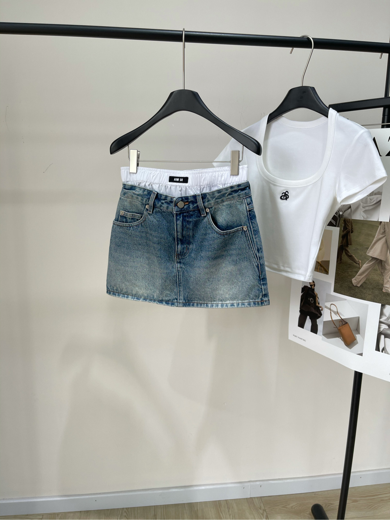 NO:426580,【As white-edged two-piece denim skirt】, fabric denim cotton color light blue 2025 spring and summer AIM S* fake two-piece spliced ​​white-edged denim skirt Customized twill cotton denim fabric Good breathability Soft and skin-friendly Lapel jacket tailoring Multi-enzyme washing process Restore natural color rubbing, Echoing evergreen flip pocket Retro and fashionable Matching with denim jackets in the same series Gradient color rubbing increases styling, highlighting fashionable style Easy to wear good proportions Flat size (no lining) S waist 66, hip circumference 86, skirt length 34 M waist circumference 70, hip circumference 90, skirt length 35 L waist circumference 74, hip circumference 94, skirt length 36 Manual measurement will have 2~3cm errors within the normal range, skirt circumference, skirt circumference 2~3cm, skirt length, skirt circumference 100, skirt length 34 M waist circumference 70, hip circumference 90, skirt length 35 L waist circumference 74, hip circumference 94, skirt length 36 Manual measurement will have 2~3cm errors within the normal range, skirt circumference , skirt circumference , skirt circumference , skirt circumference , skirt circumference , skirt circumference , skirt circumference , skirt circumference , skirt circumference , skirt circumference , skirt circumference , skirt circumference , skirt circumference , skirt circumference , skirt circumference , skirt circumference , skirt circumference , skirt circumference , skirt circumference , skirt circumference , skirt circumference , skirt circumference , skirt circumference , skirt circumference , skirt circumference , skirt circumference , skirt19860909【As白边假两件牛仔半裙】 ,面料牛仔棉 颜色浅蓝 2025春夏AIM S*假两件拼接白边牛仔短裙 定制斜纹棉牛仔面料 透气性佳 柔软亲肤 翻领外套剪裁 多重酵素水洗工艺处理 还原自然擦色感 与常青翻盖口袋呼应 复古又时尚 搭配同系列牛仔外套 渐变擦色增加造型感 突出时髦风格 轻松穿出好比例 平铺尺码（无内衬） S腰围66,臀围86,裙长34 M腰围70,臀围90,裙长35 L腰围74,臀围94,裙长36 手工测量会有2~3cm误差属于正常范围,,skirts,jackets & coats,alexander wang,Women's clothing