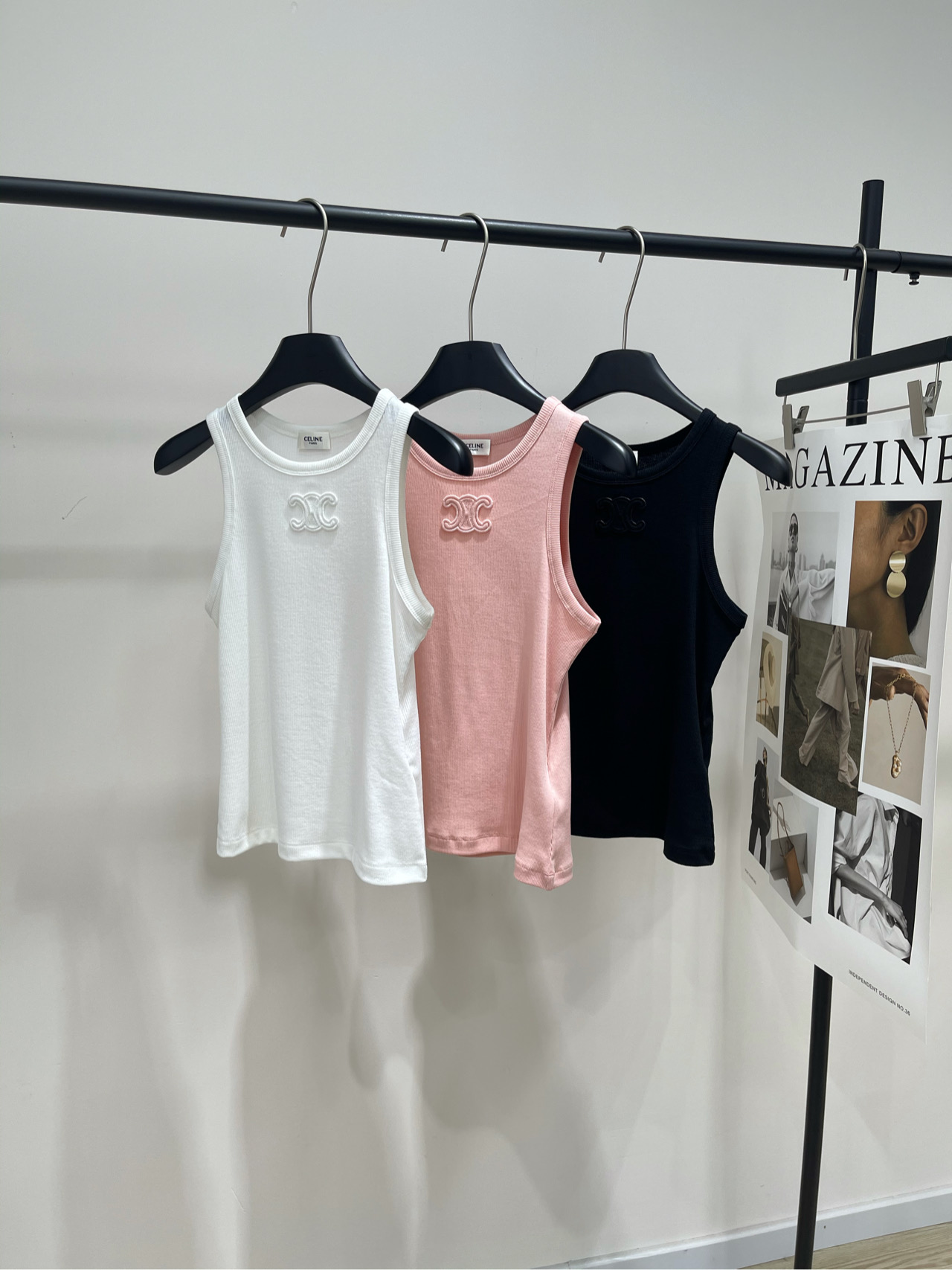 NO:457636,[Arc de Triomphe three-color vest], fabric cotton + spandex, color white, pink, black Celine summer vest, interpret three French styles. If you can only choose one item in summer, I will choose CE, a classic tailored vest. There is no too much decoration, but it hides perfect proportions and texture details. Three colors, three different self. Each one is worthy of careful experience. Flat size S shoulder width 37, bust 72 elastic, garment length 50 M shoulder width 38, bust 76 elastic, garment length 51 L shoulder width 39, bust 80 elastic, garment length 52 manual measurement will have 2~3cm errors belong to the normal range, celine, alexander wang19860909【凯旋门三色小背心】 ,面料棉+氨纶 颜色白色,粉色、黑色 Celine夏日背心,演绎三种法式风格 如果说夏季只能选一件单品 我会选CE这款经典剪裁的背心. 没有过多装饰,却藏着完美比例与质感细节 三种配色,三种不同的自己 每一种都值得细细感受 平铺尺码 S肩宽37,胸围72弹力,衣长50 M肩宽38,胸围76弹力,衣长51 L肩宽39,胸围80弹力,衣长52 手工测量会有2~3cm误差属于正常范围,,celine,alexander wang,Women's clothing