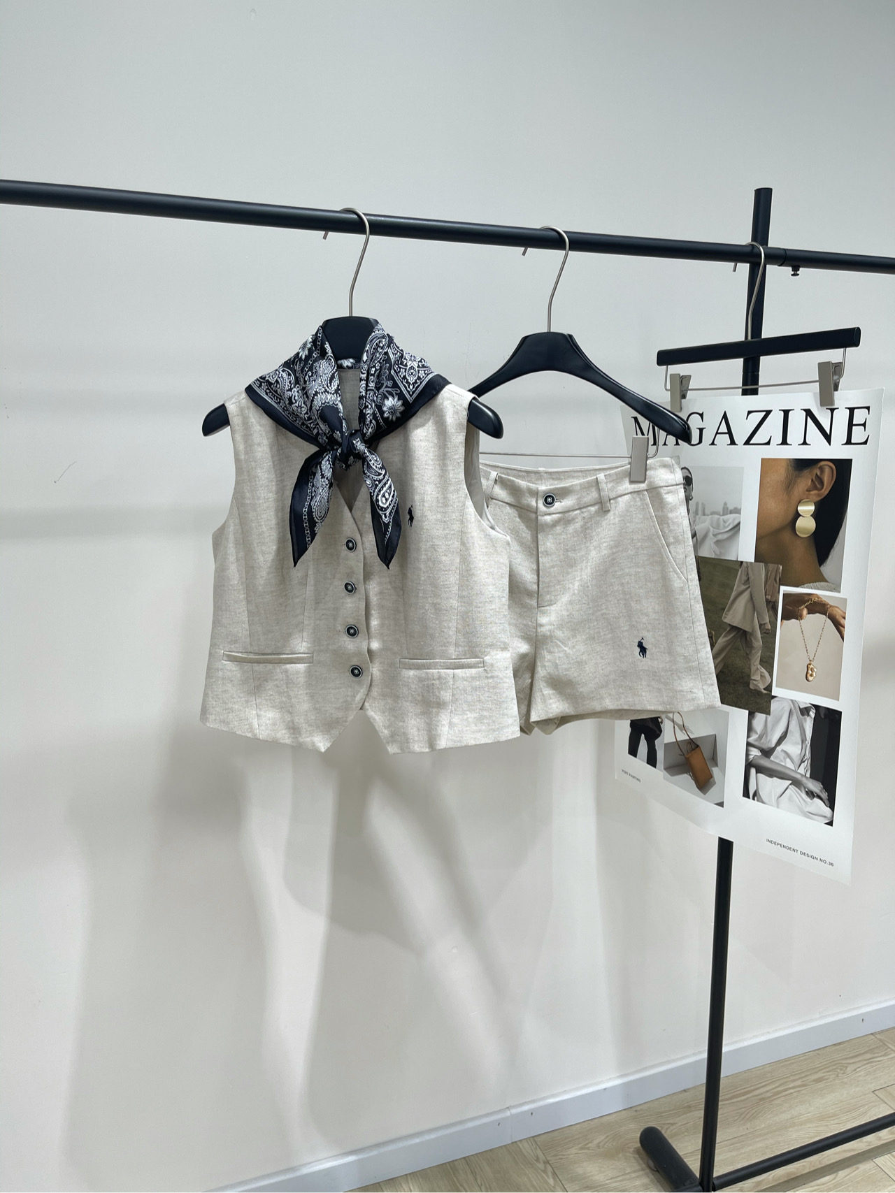 NO:458496,[Raf Oat Color War Horse Linear Two-piece Set] One set, sold without opening Color oat color (with scarf) Old Qian style suit |||Raf's linen suit Synonyms for low-key old Qian style Noble and elegant Random Classic horse clip upper body temperament Full score Matching scarf The finishing touch of outfit~ Temperament suit Summer suit Low-key old Qian style Fashion suit Flat size Vest S shoulder width 34, bust 92, 45 M shoulder width 35, bust 96, 46 L shoulder width 36, bust 100, 47 Shorts S waist 72, hip 96, 37 M waist 76, hip 100, 38 L waist 80, hip 104, 39  Manual measurement will have 2~3cm errors within the normal range, shorts, alexander wang19860909【拉夫燕麦色战马亚麻两件套】 一套,不拆开出售 颜色燕麦色（配丝巾） 老钱风套装 |||拉夫的亚麻套装 低调老钱风的代名词 高贵优雅 随意慵懒 经典马夹上身气质满分 搭配丝巾 穿搭的点睛之笔～ 气质套装 夏季套装 低调老钱风 时尚套装 平铺尺码 马甲 S肩宽34,胸围92,衣长45 M肩宽35,胸围96,衣长46 L肩宽36,胸围100,衣长47 短裤 S腰围72,臀围96,裤长37 M腰围76,臀围100,裤长38 L腰围80,臀围104,裤长39 手工测量会有2~3cm误差属于正常范围,,shorts,alexander wang,Women's clothing