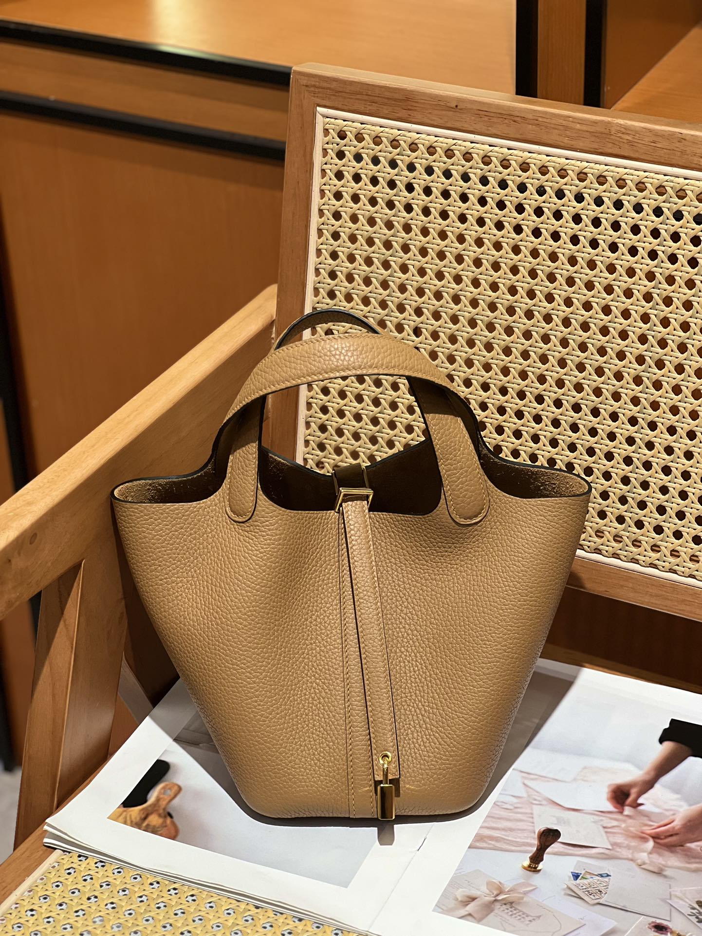 NO:811731,Vegetable basket 18 upgraded version TC leather biscuit color gold and silver buckle all steel hardware wax wire production, Hermes, hermes, Hermes,19860909菜篮子18升级版 TC皮 饼干色金银扣 全钢五金 蜡线制作,爱马仕,hermes,Hermes,,Bag