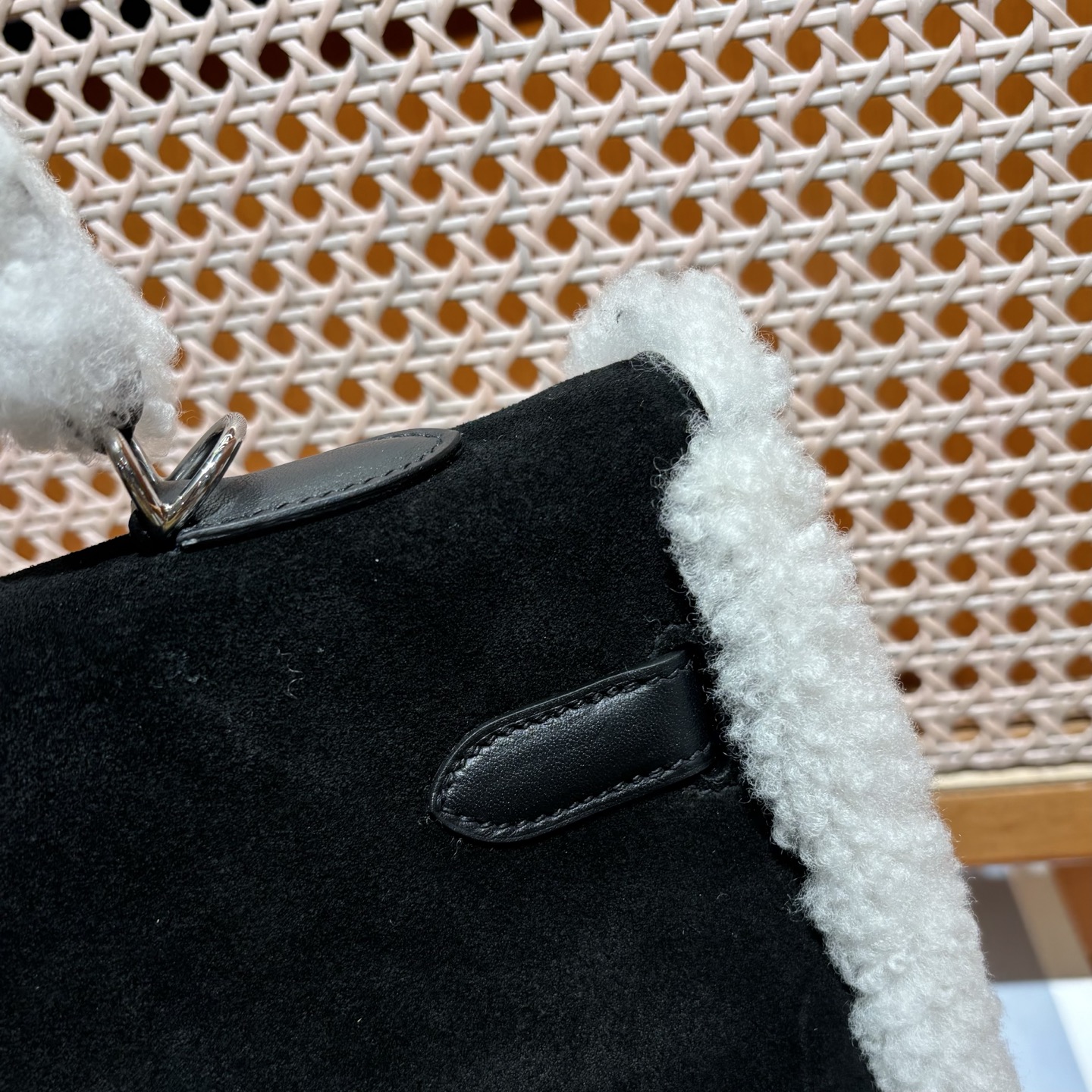 Hermès Real photos of delivery. Customer ordered 26 hermes kelly32 Teddy suede and lamb wool and swift leather. Hand-made version.